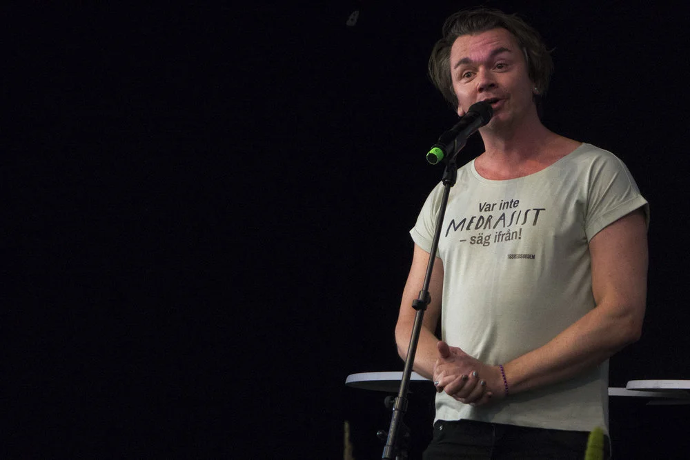 Artist Emil Jensen wearing our shirt on stage at Almedalen 2017.