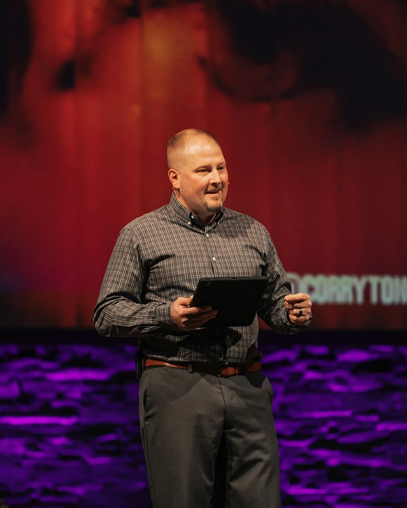 Comparison corrodes... It kills contentment. It steals joy. It distorts identity. And it poisons relationships. William Hunt shows why God never called us to measure our lives against others and how freedom is found when we fix our eyes on Jesus (lin