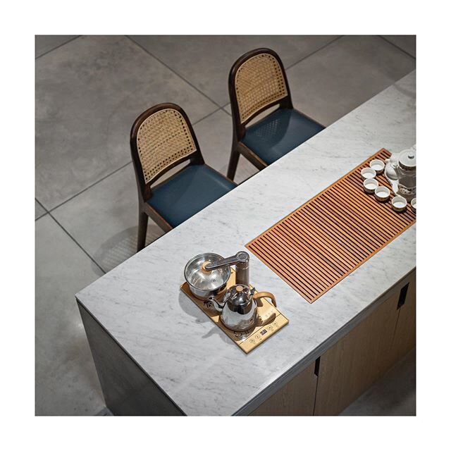 Tea Bar at M Residence
Architecture by @rawarchitecture_best 
Interior design by @studio_piu
Built-in furniture by @kanna.interia 
Photography by @mariowibowo_ @ap_nih

#studiopiudesign

#contemporary #interior #inspiration #inspire #interiordesign #