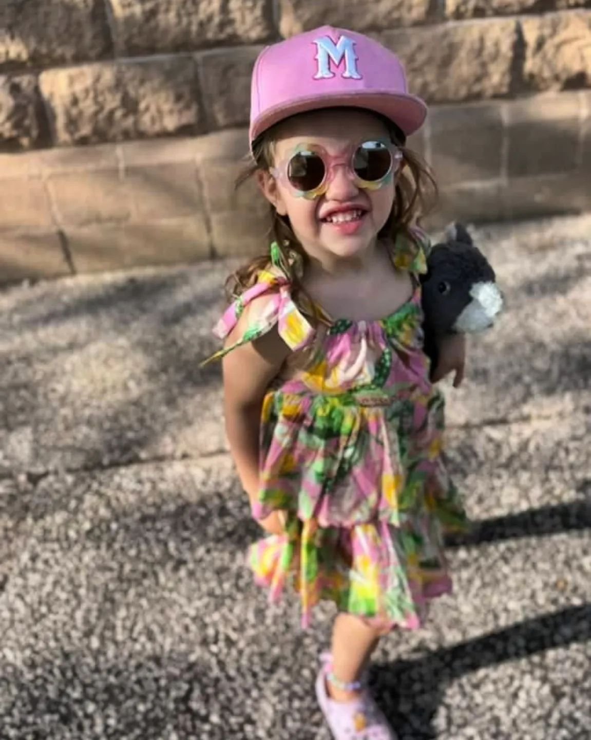 Sunshine vibes &ndash; spreading happiness wherever she goes! ☀️✨
@travelwithjakey_mia

 #rookieandco #belittledreambig #kidscaps #kids #personalised #personalisedcaps #giftideas #littlesunshine #happydayz