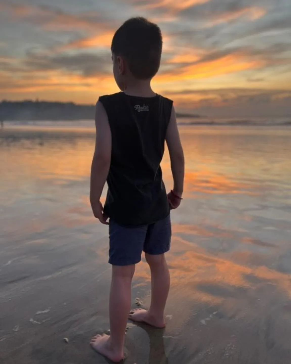 Chasing sunsets in style 🌅✨ 
Snag your Rookie Tee and get summer-ready!
@neera_bhatia

#rookieandco #belittledreambig #littleAdventurer #sunsetvibes #funkythreads #tee #kidstee #singlet #kids #sunset #beqxh #wednesday #humpdqy