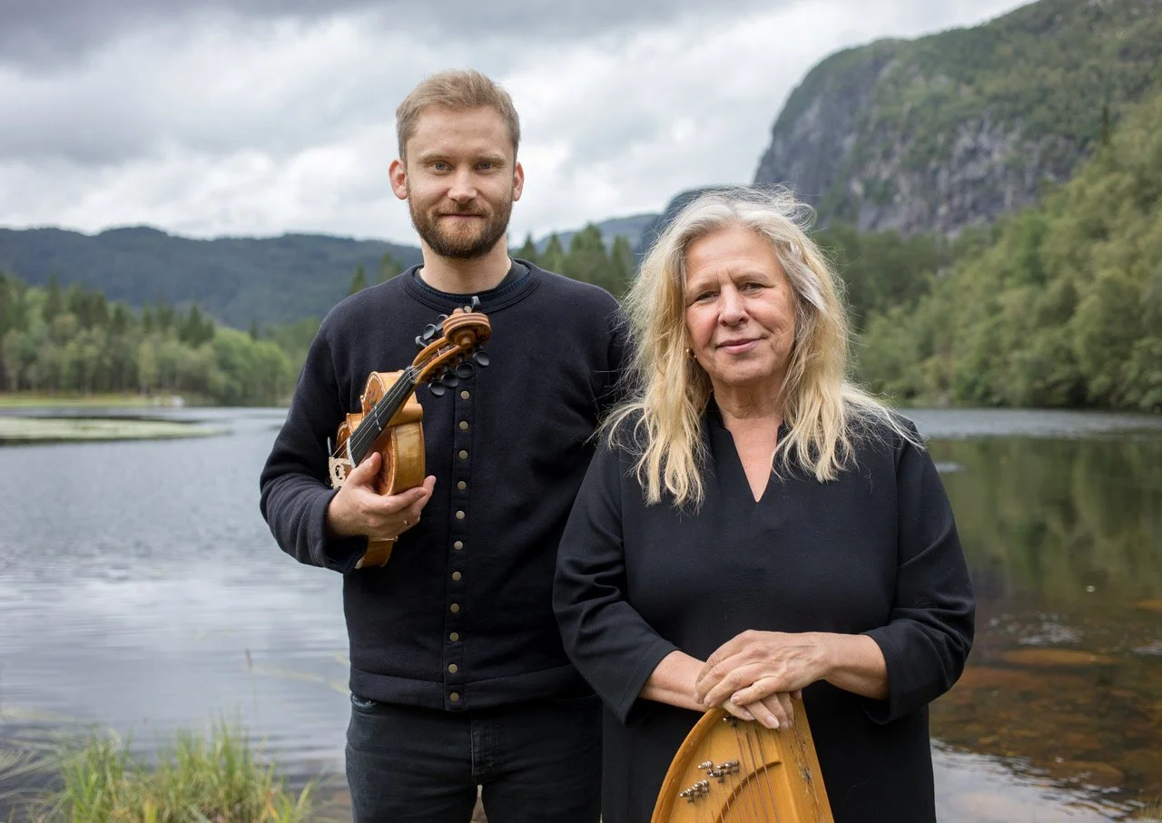 Sinikka Langeland og Erlend Apneseth:  Kantele, hardingfele og sang