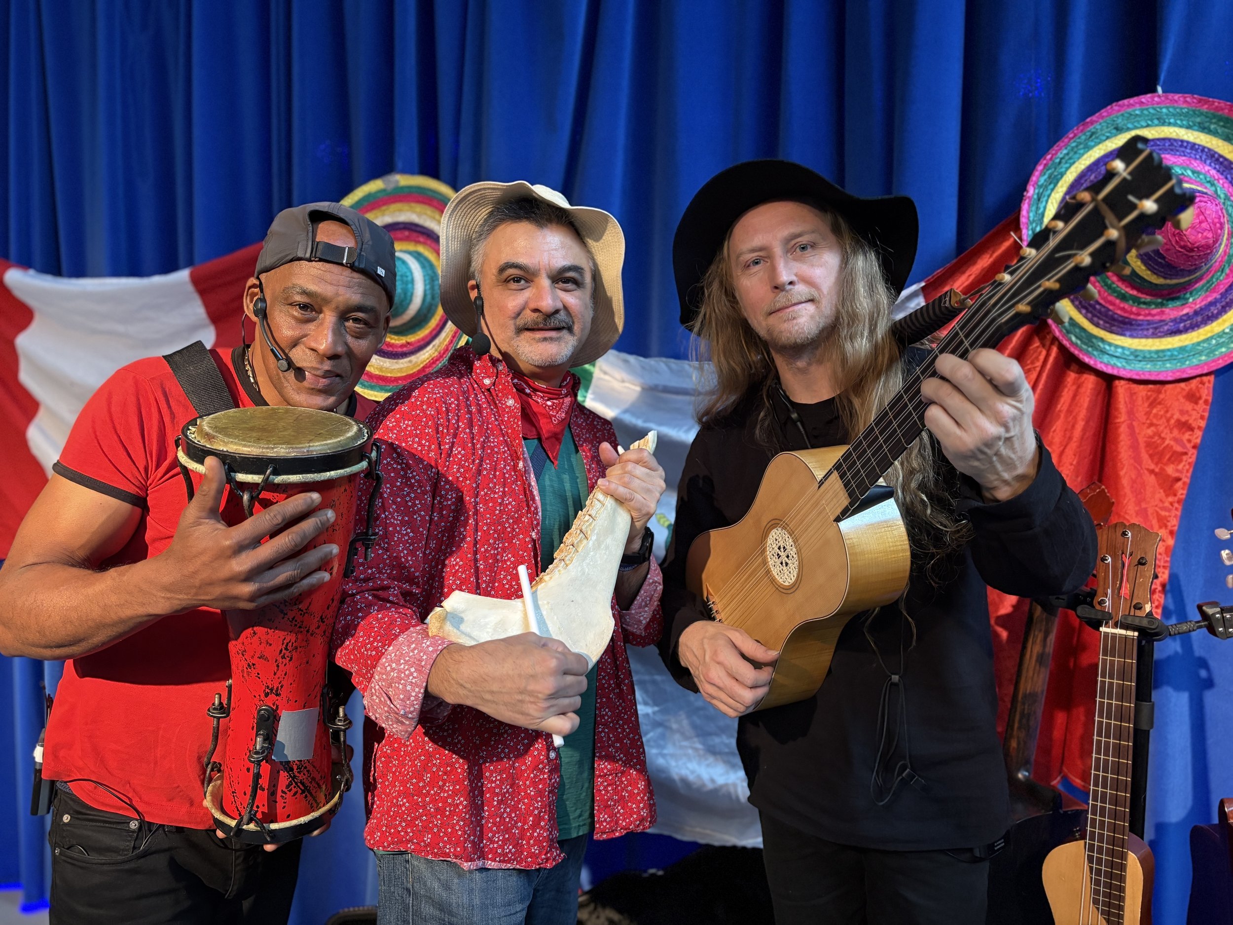TRES MÚSICOS - Latino fra gulv til tak