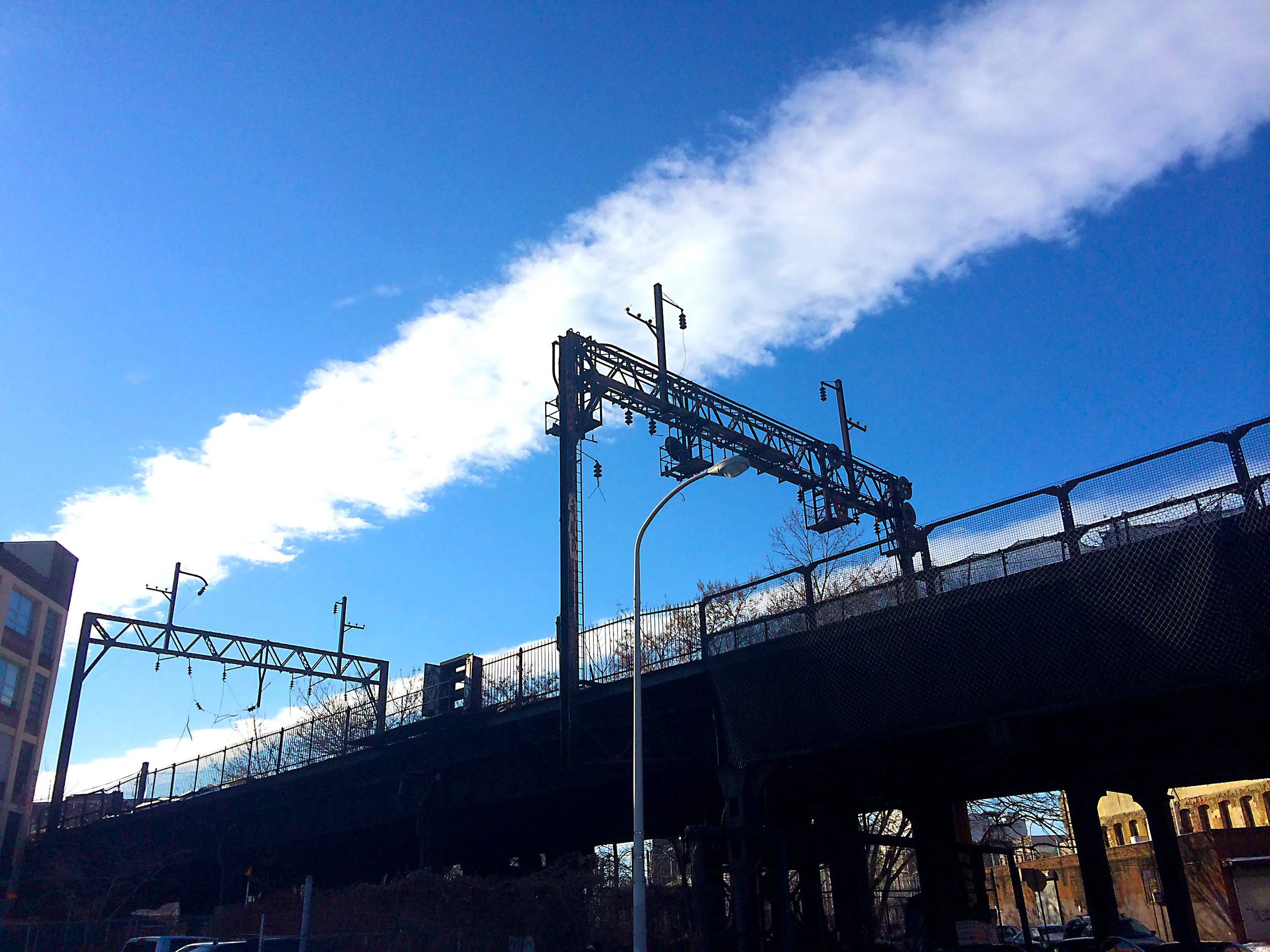 trestle_w_chemtrail.jpg