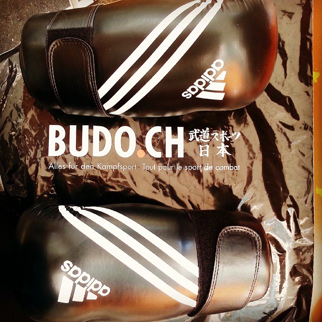 Nach erfolgreichem Verhandeln, Feilschen und Handschl&auml;gen haben wir alles zusammen f&uuml;r einen super Start!! #kickboxing #boxinggloves #budo #adidas