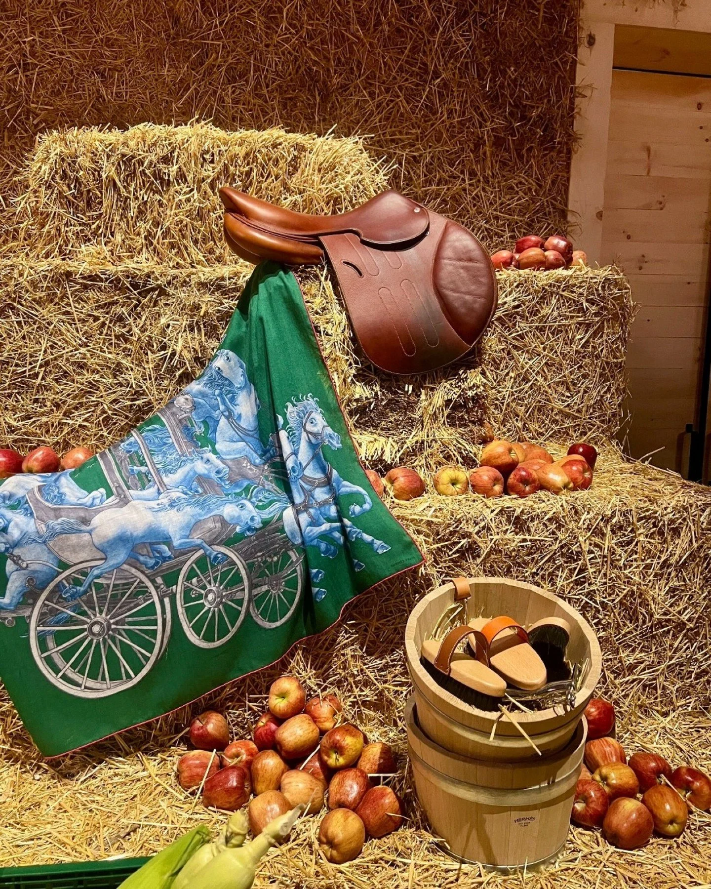 As we head into holiday and gifting season, we recall the fabulous Herm&egrave;s&rsquo; Mystery at the Grooms&rsquo; on Pier 36, a beautifully crafted, immersive detective game that brought the maison's equestrian legacy to life. From hidden horse mo