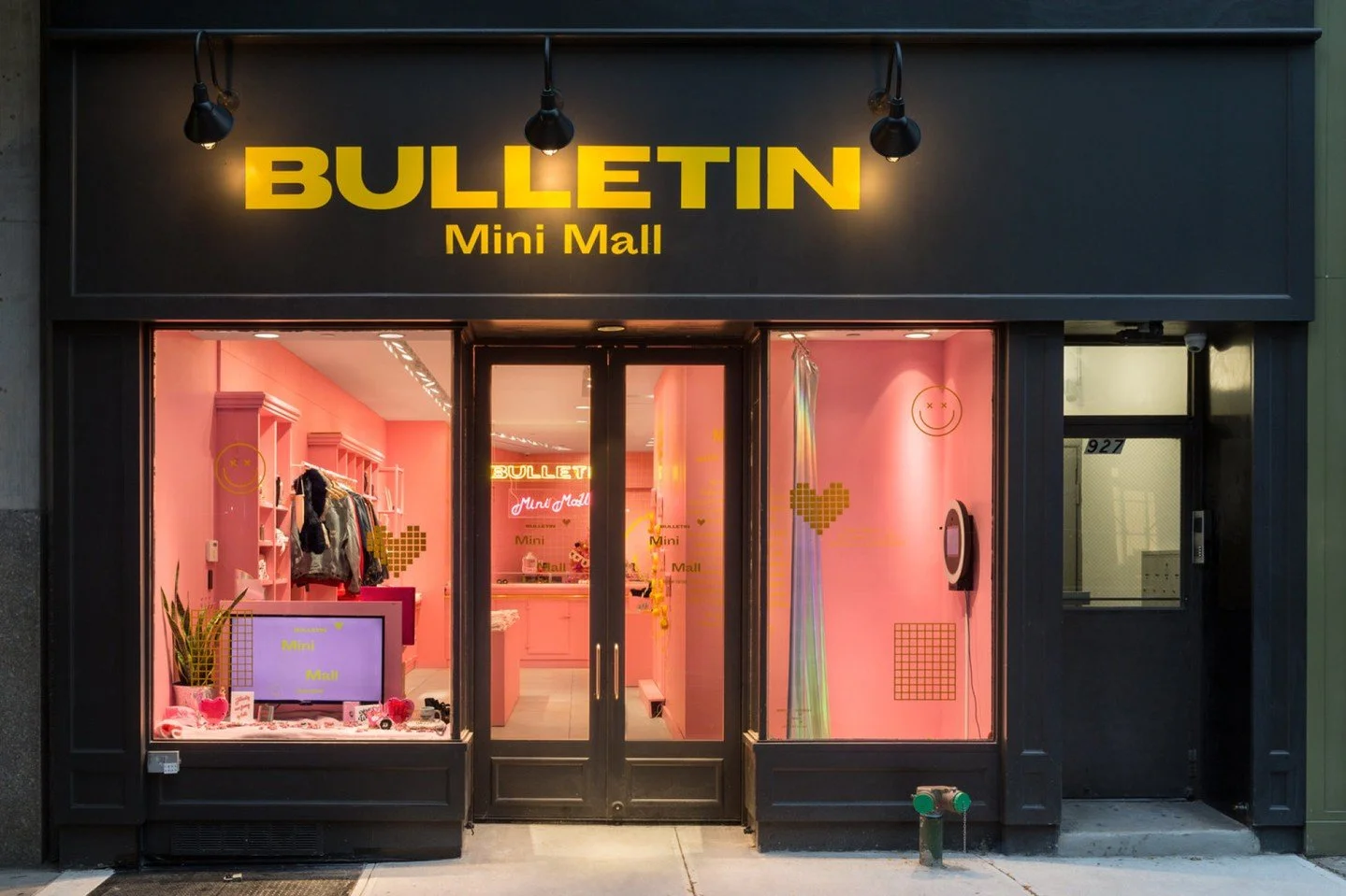 Bulletin Mini Mall rethinks retail as a place for discovery, community, and experimentation. Designed in partnership with Bulletin, this holiday pop-up in NYC transforms a former gourmet mustard shop into a playful, abstracted take on a 1990s mini ma