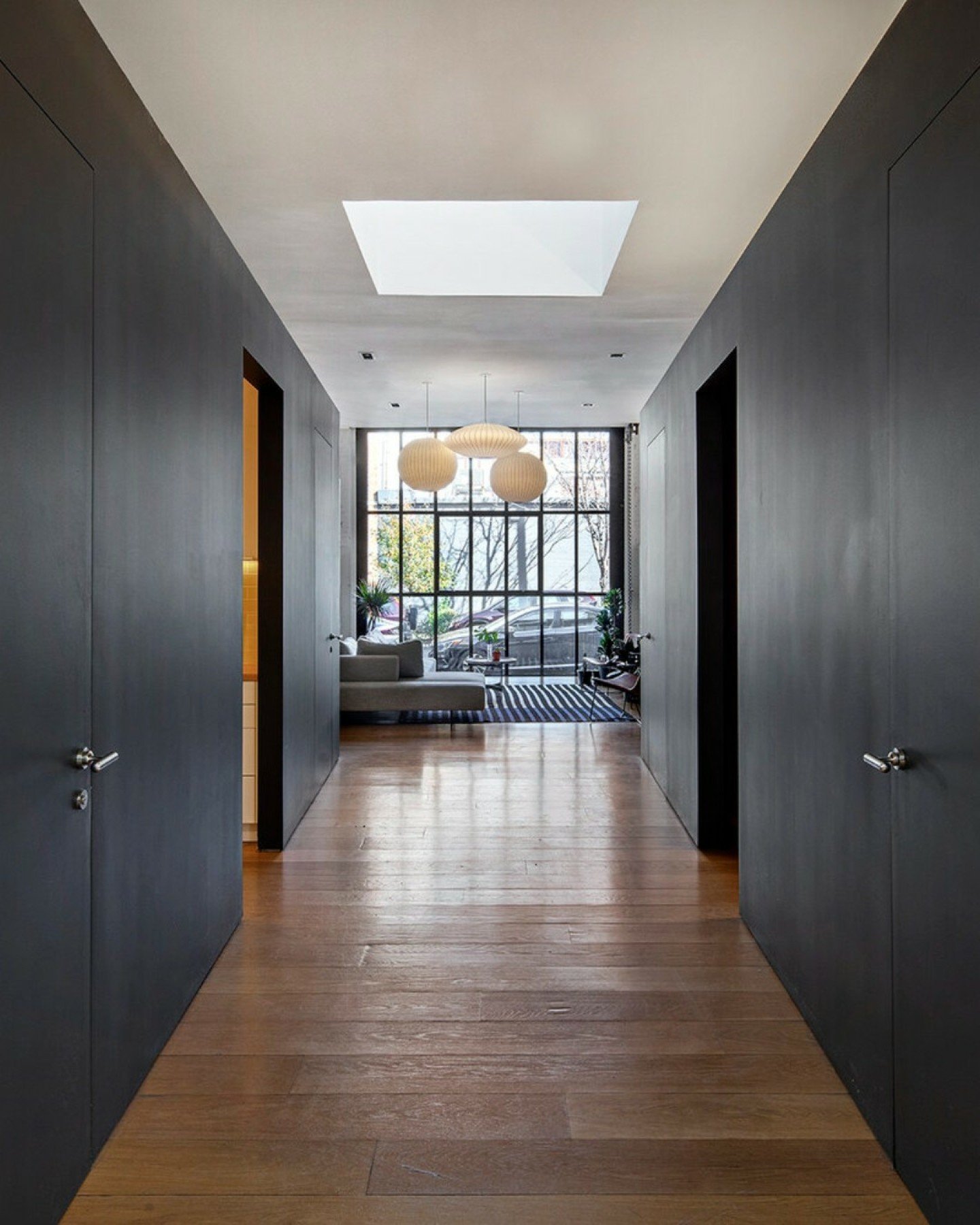 HUXHUX Design partnered with digital marketing agency Twigeo to design its New York City headquarters in Williamsburg, creating a workplace that bridges Scandinavian roots with a bold New York sensibility. We organized the office into distinct zones 