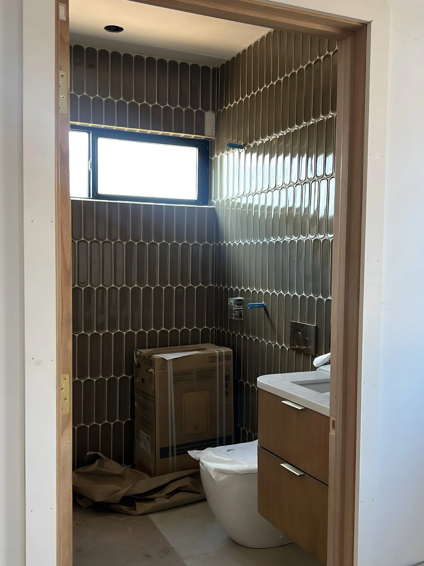 Just one tile away from the finish line 🏁 😬
#jojodesignstudio 
#bathdesign 
#coolcoverings 
#luxuryhomes 
#realestate 
#bathroominspo 
#greentiles 
#pilltile 
#greenbath 
#design