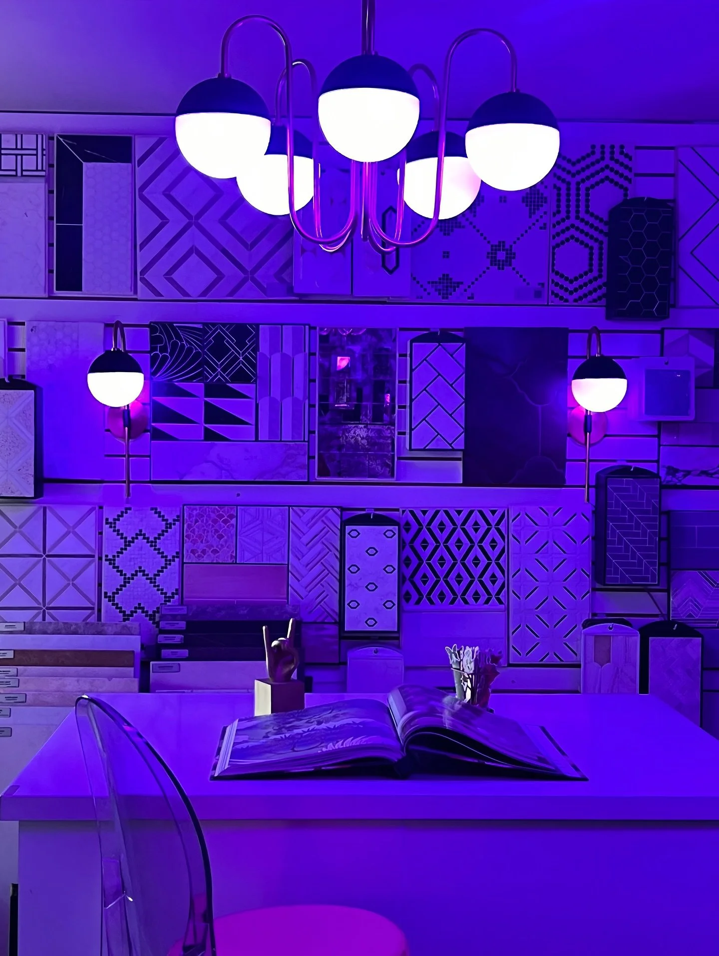 A little wallpaper therapy from the Tea Garden collection 
▫️▪️🌸▫️▪️🫖▫️▪️🦋▫️▪️🦢▫️▪️🌳▫️▪️
DM for Studio Appointments 💚
#jojodesignstudio 
#wallpaper 
#coolcoverings 
#design