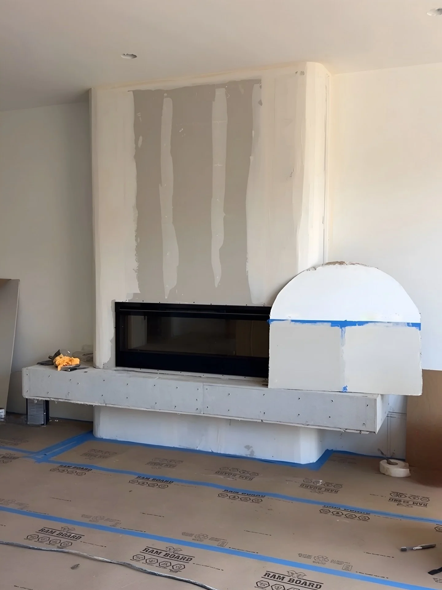 Finishes coming along 🧪🫧🦋 
#jojodesignstudio 
#finishes 
#coolcoverings 
#interiordesign 
#luxuryhomes 
#fireplace 
#underconstruction