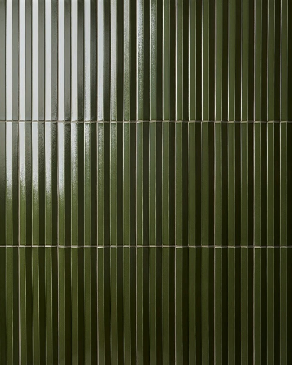 Color, texture, reflection. 
These polished fluted porcelain tiles are everything
💎🧪💎❇️💎🛸💎💚💎🪞💎🏎️💎✨💎🎇

#jojodesignstudio 
#luxurytiles 
#tiles 
#flutedtiles 
#kitchenbath 
#coolcoverings 
#interiordesign