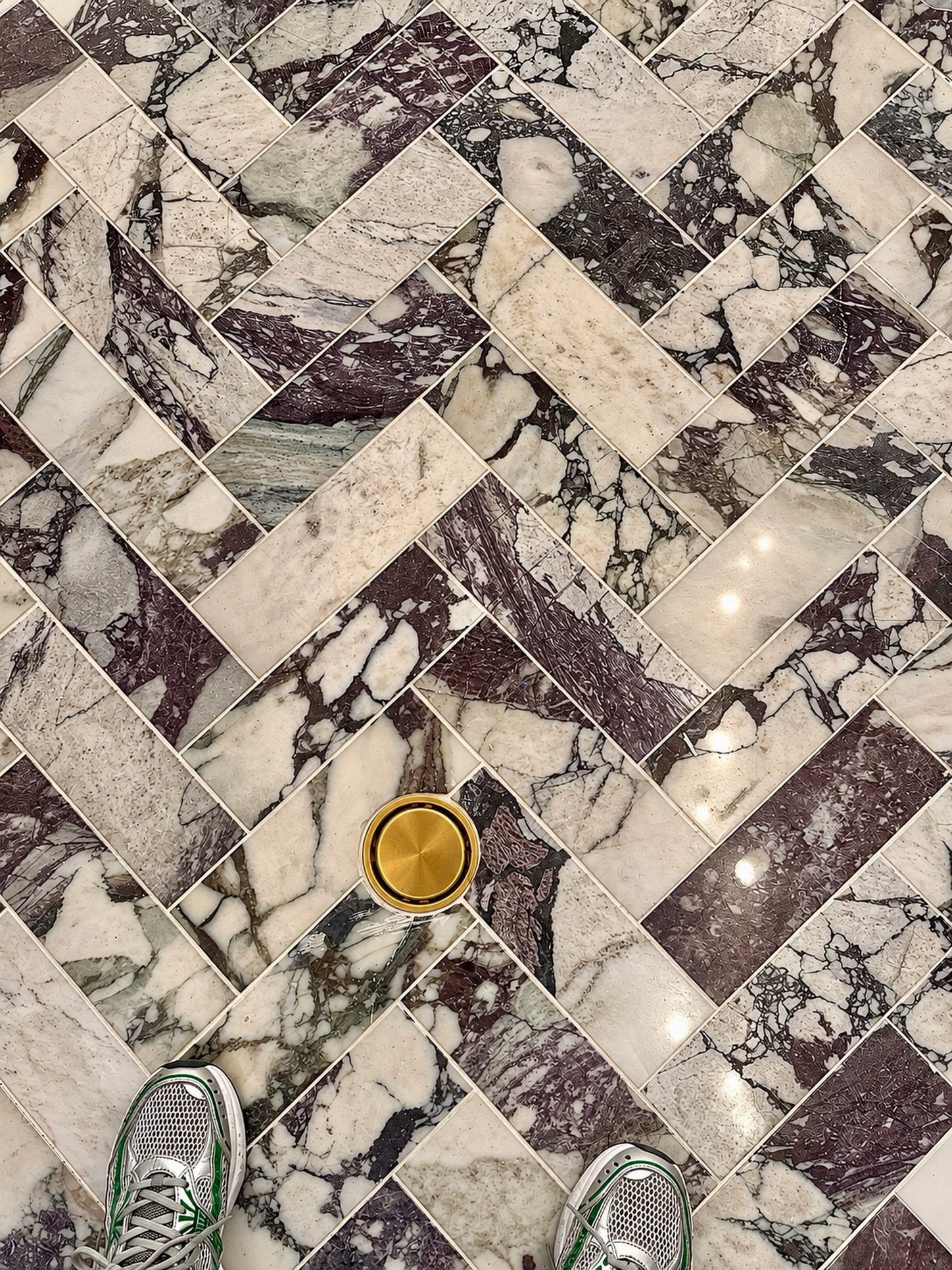 🟢 Marks the spot 
Calacatta Viola herringbone floors looking pretty as can be ✨

#jojo
#marble 
#calacattaviola 
#viola 
#bathdesign