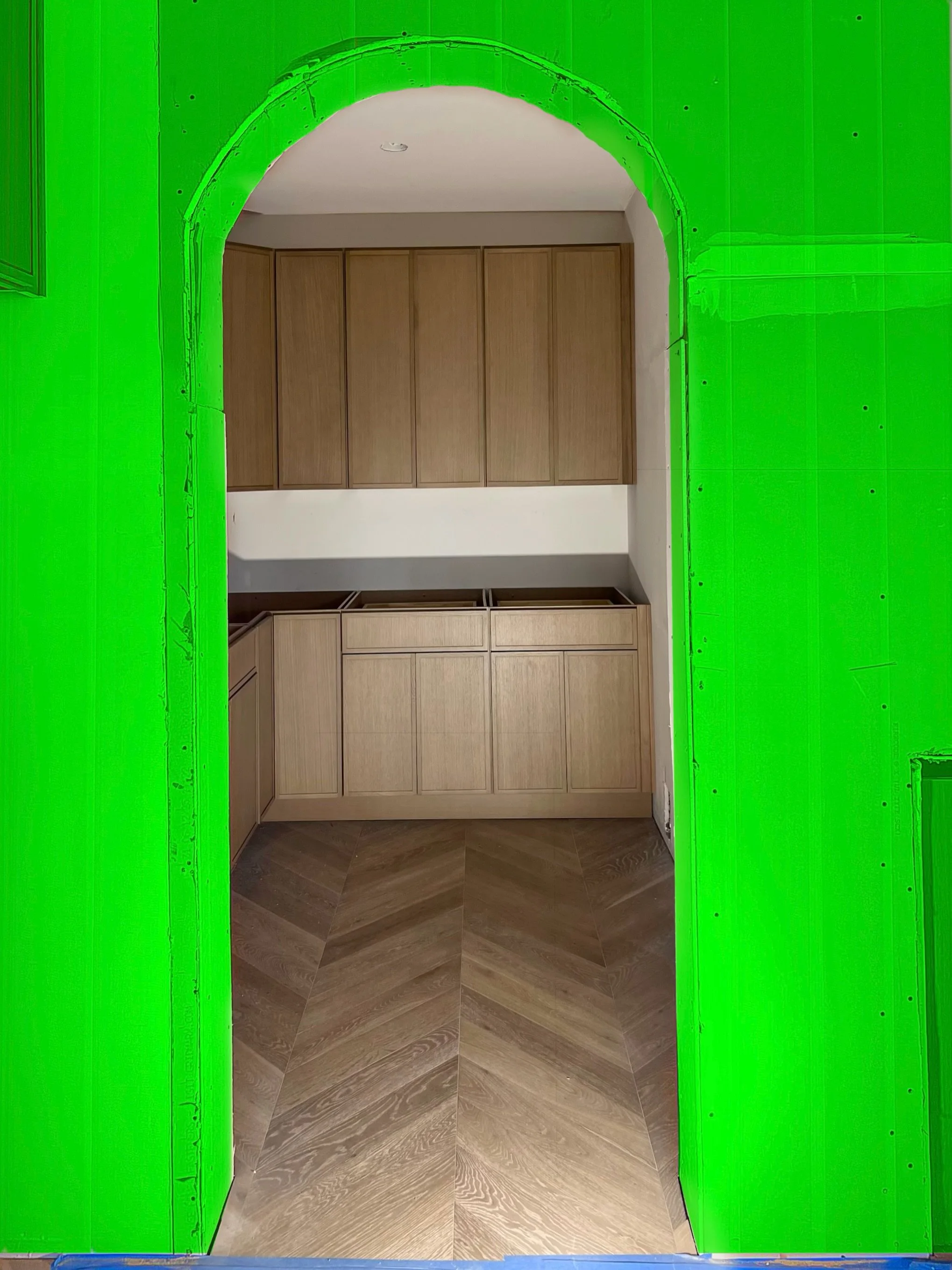 Pantry coming along ✨
Cabinets ✅
Chevron floors ✅
Soft arch magic ✅

#jojo
#pantrydesign 
#chevronfloor 
#cabinets 
#coolcoverings
