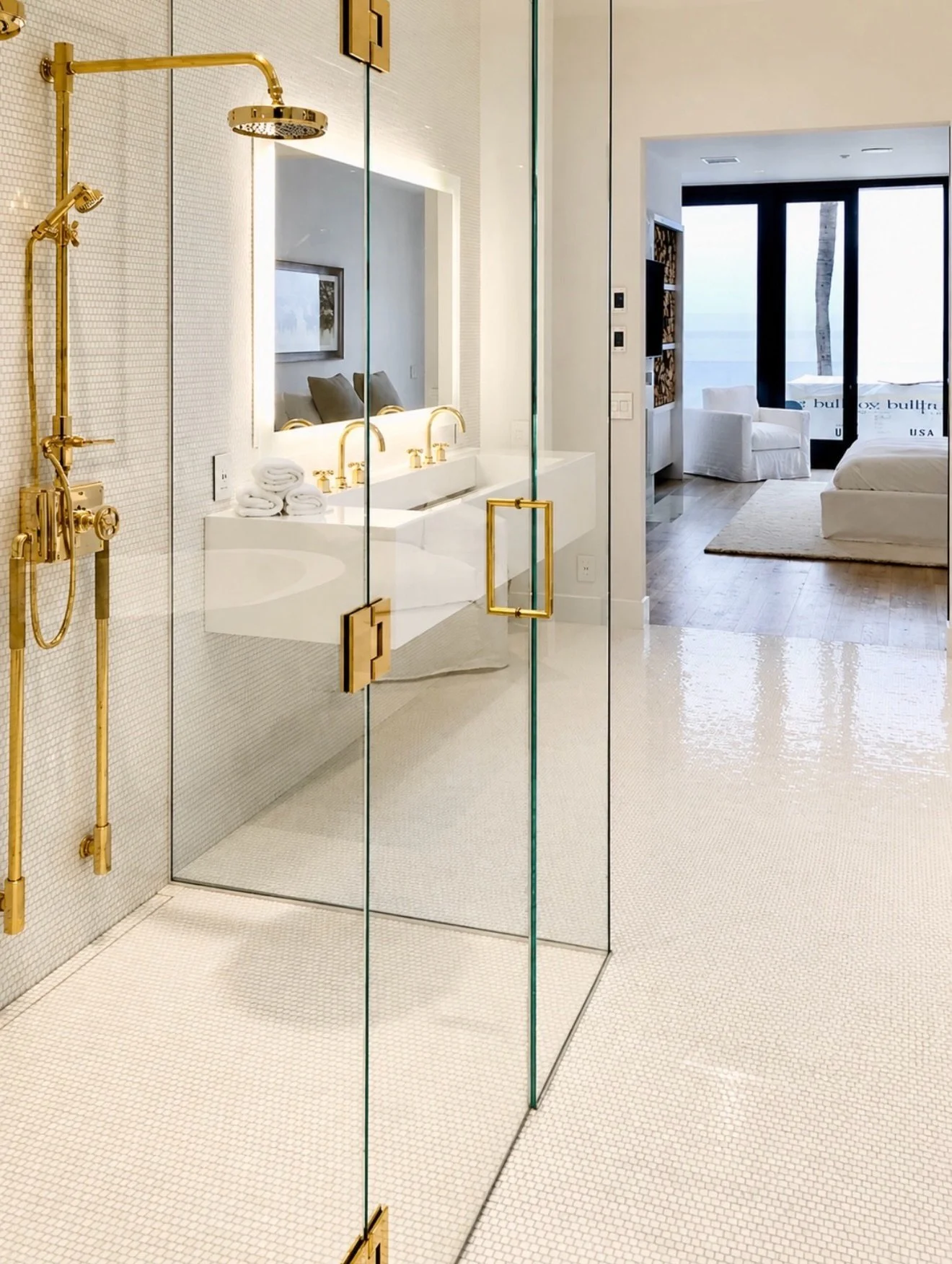 Greek Thassos marble &times; polished brass accents
So luxe. So fresh. 🌊🔱

#jojo 
#bathdesign 
#thassos 
#marble 
#coolcoverings