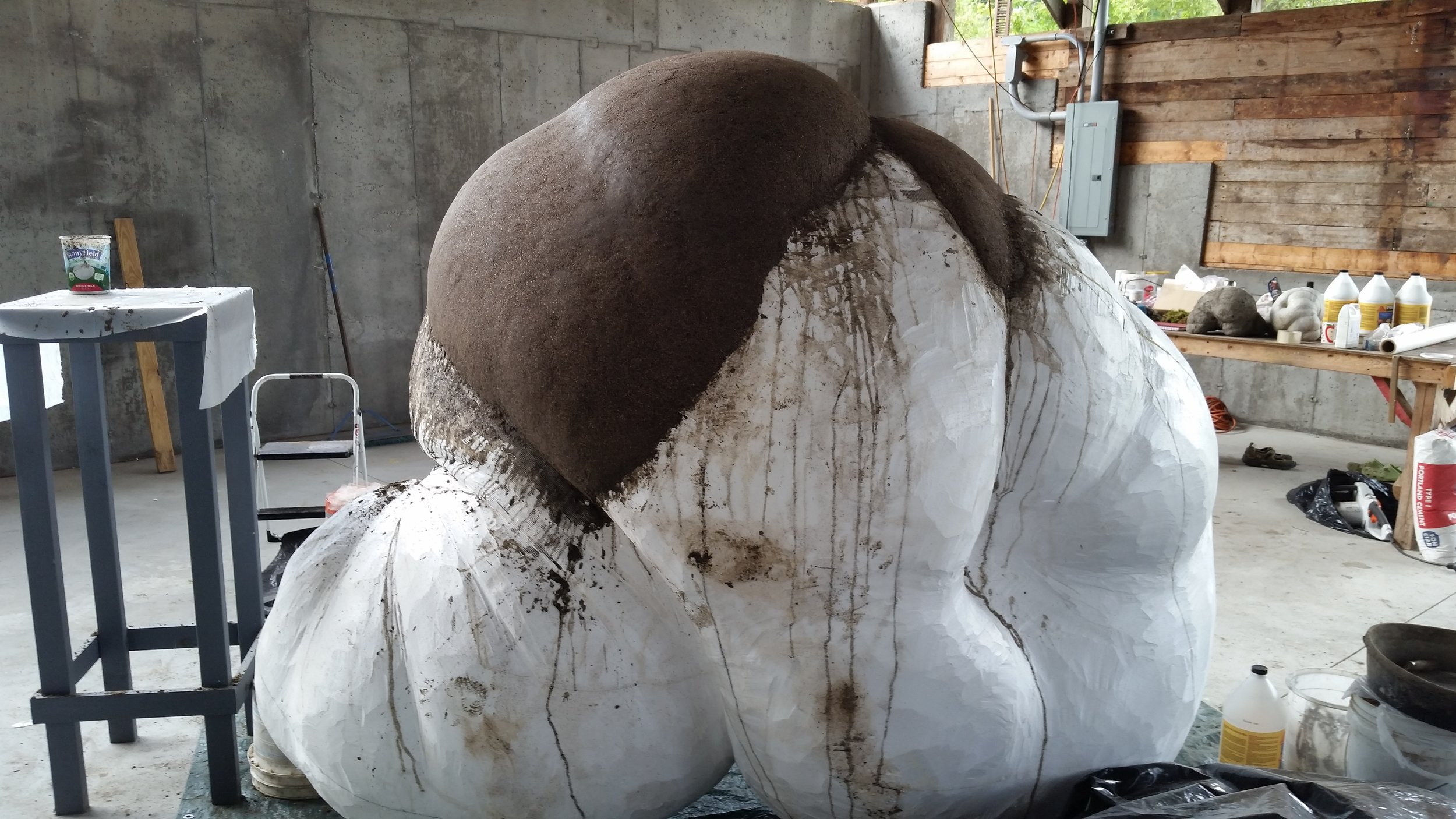 Applying hypertufa to the surface.