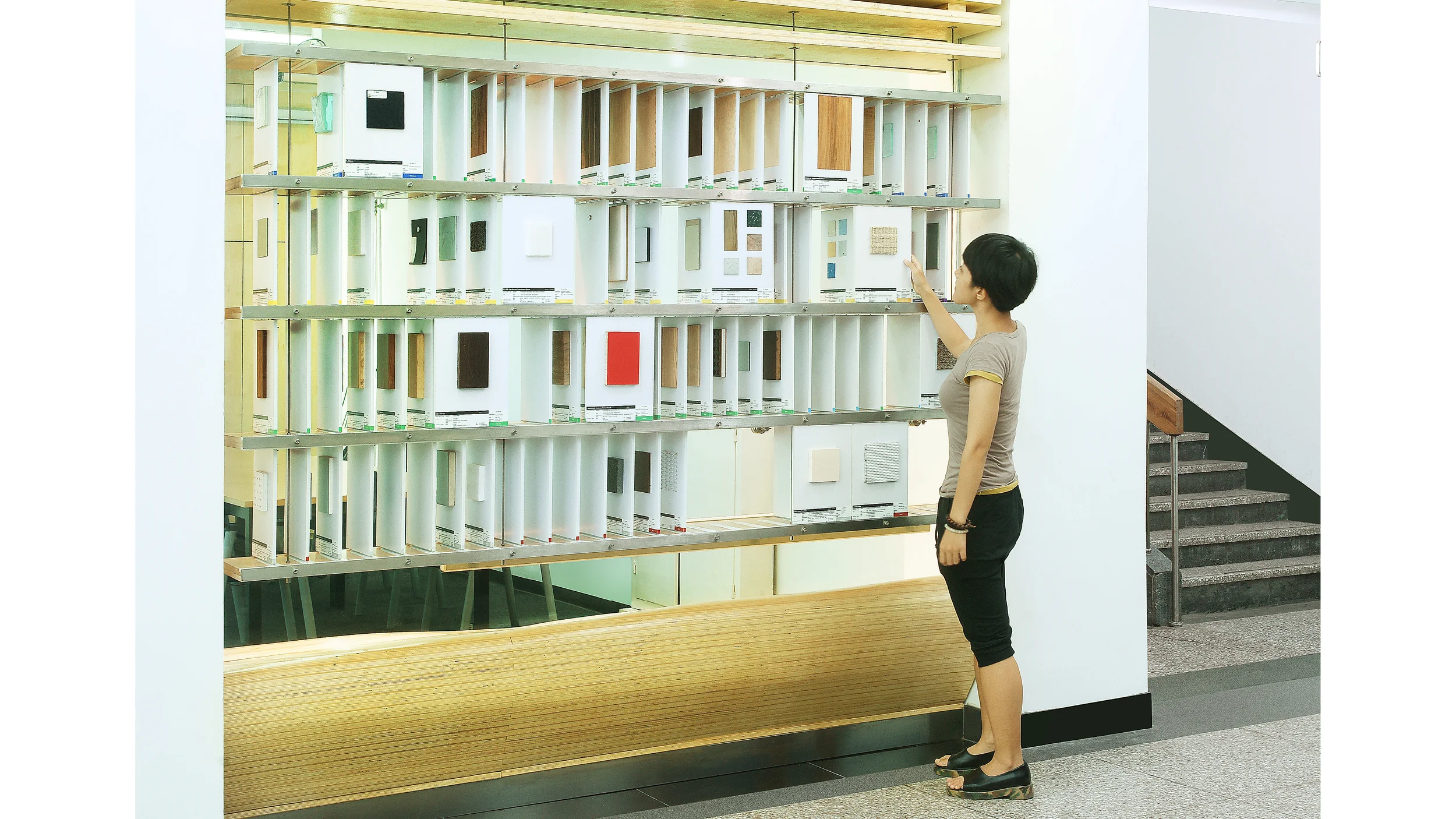 The display panel could be moved freely on the track, transiting from storage to exhibition. Position of each panel is changeable for comparison and classification.