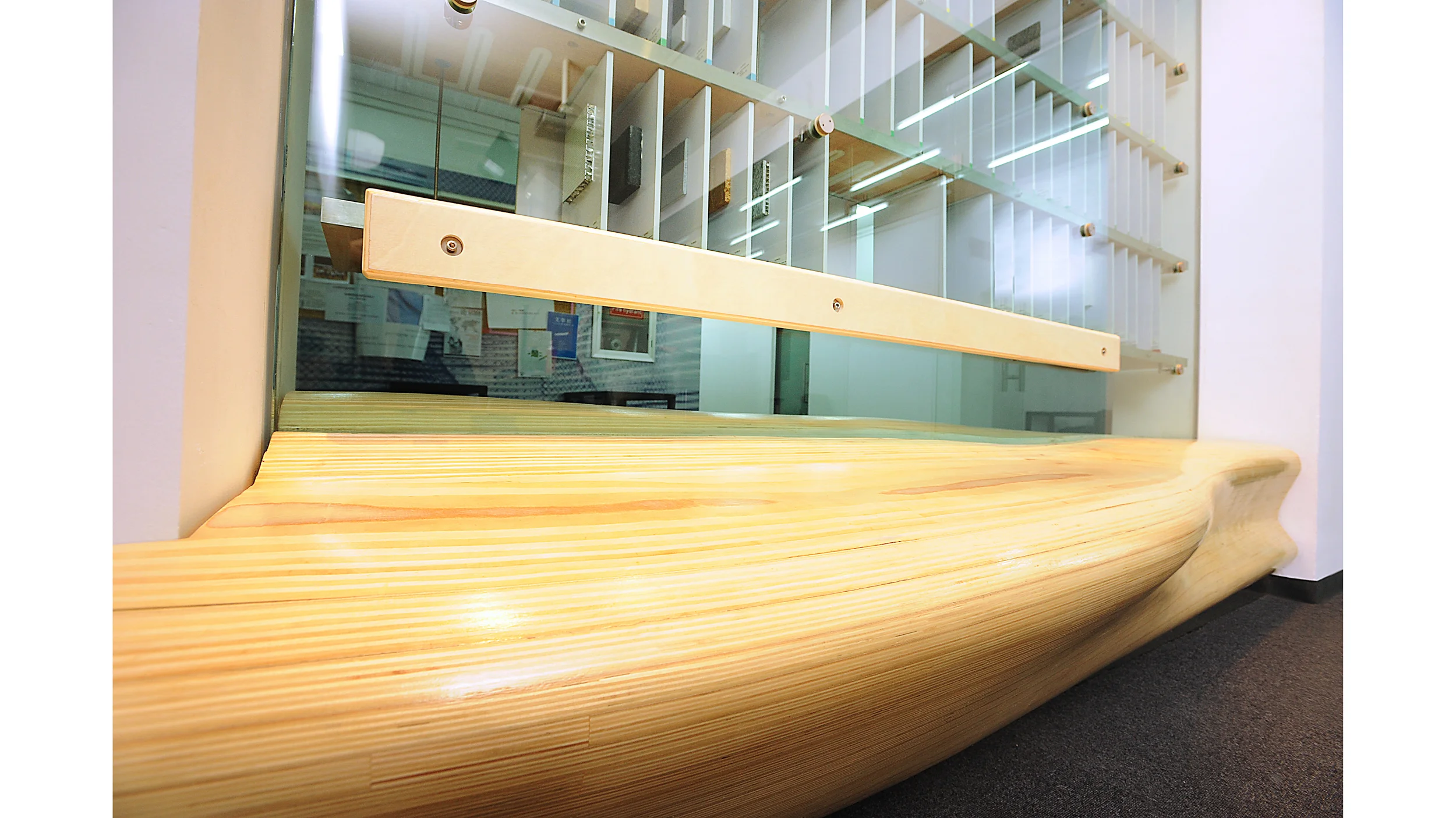 The base is designed to be simultaneously functioning as a bench for the meeting room, to create an enclosure to the enlarged meeting space. The base is designed as a piece of sculpture floating upon the floor. 