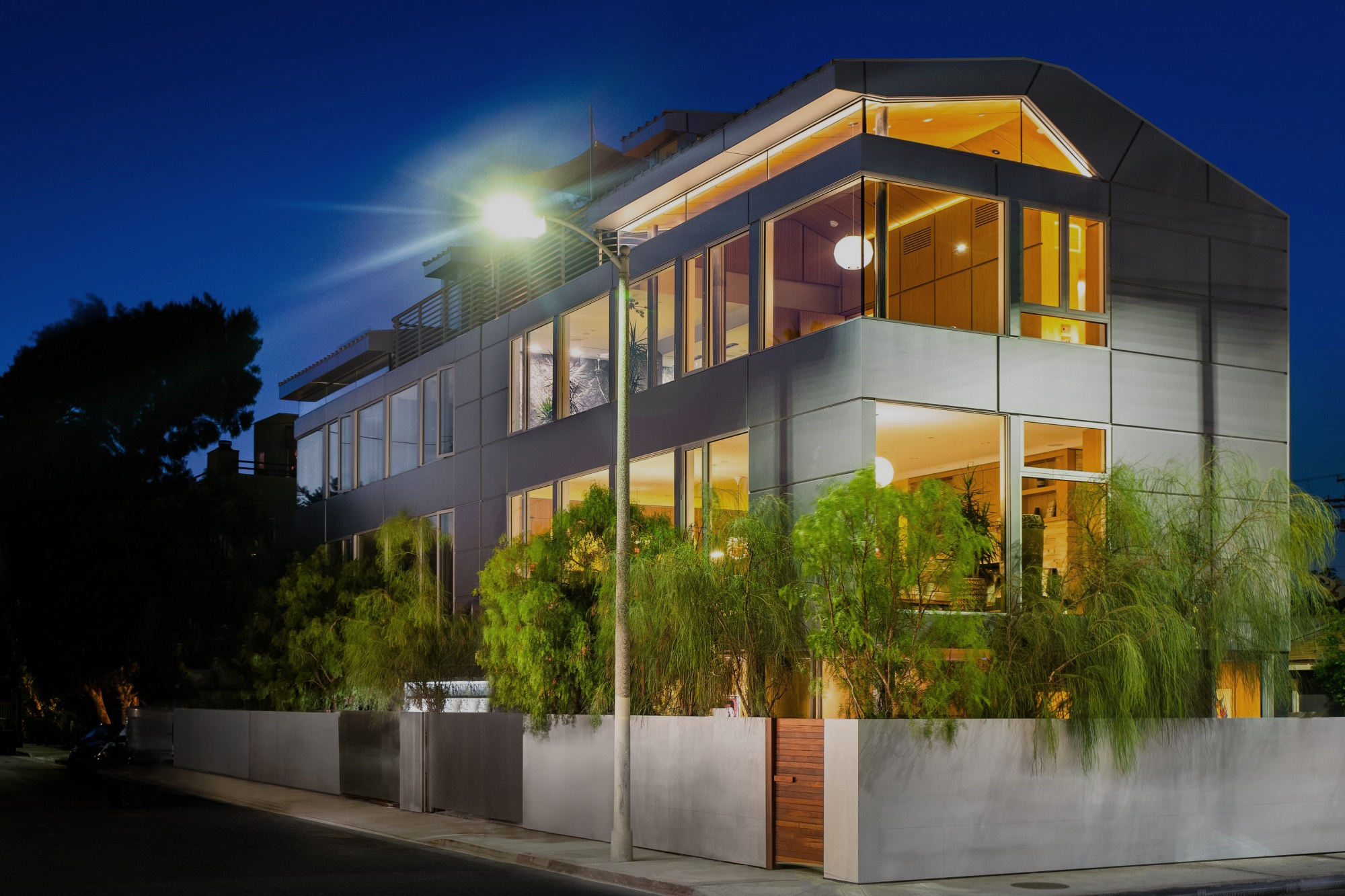 Alberta Beach Lofts Modern Life Homes presents a sophisticated and refined loft-style residence located steps to Abbot Kinney, Venice canals & beach. Designed by bau10 Architects AIA and inspired by acclaimed modernist architect, Albert Frey, this trophy home exhibits impeccable craftsmanship & superb quality throughout.