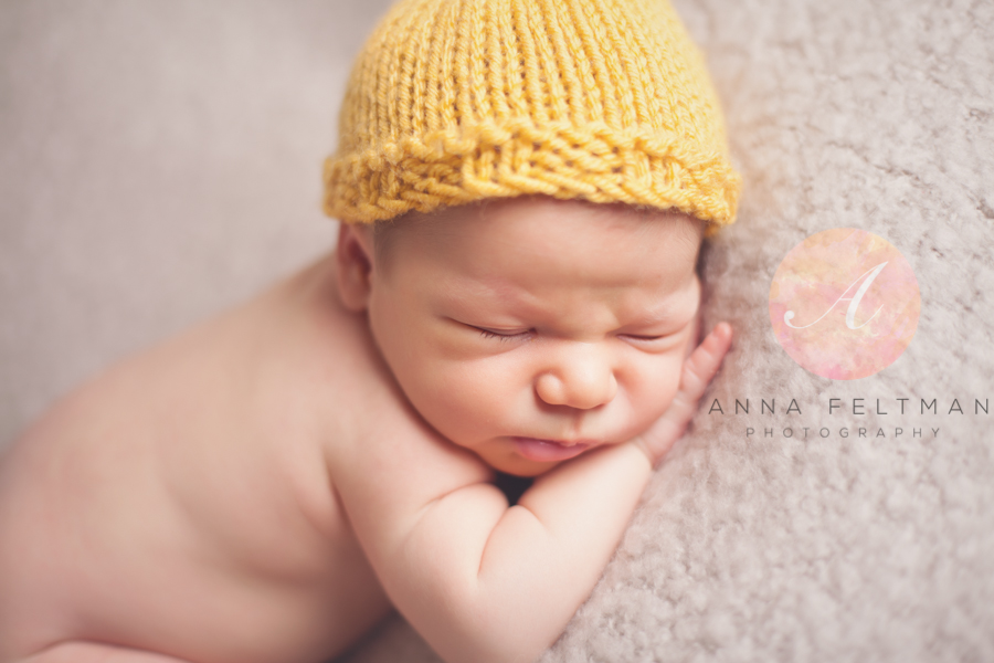 Yellow hat newborn Clermont.jpg
