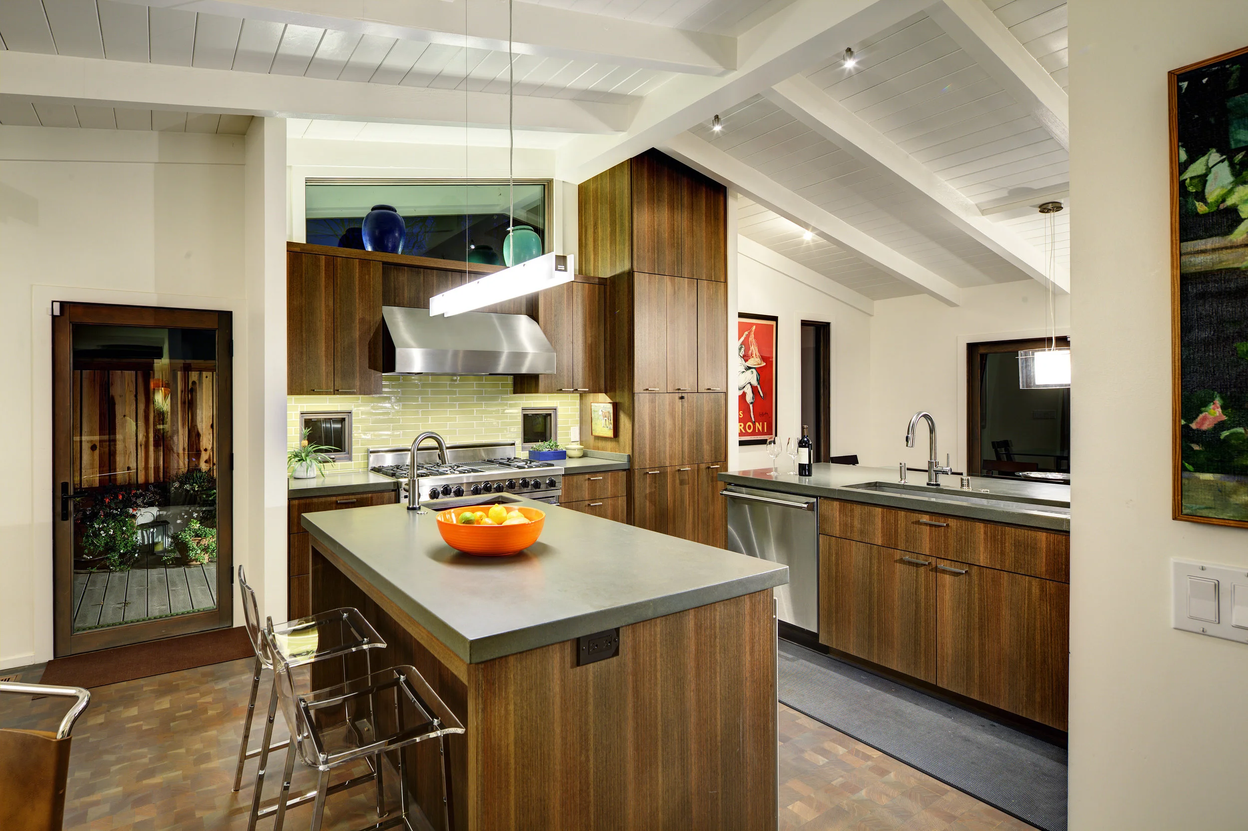 813 Treehouse front kitchen.jpg
