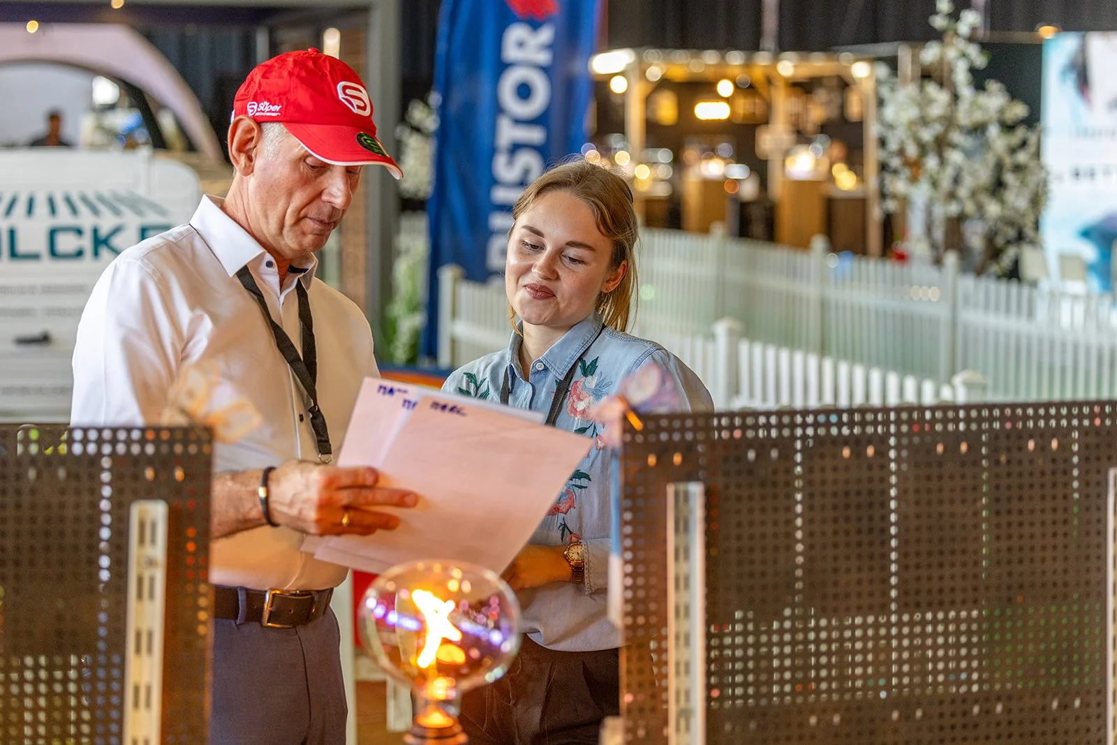 Sfeervolle beursvloer op Living Today 2025 met bezoekers en exposanten