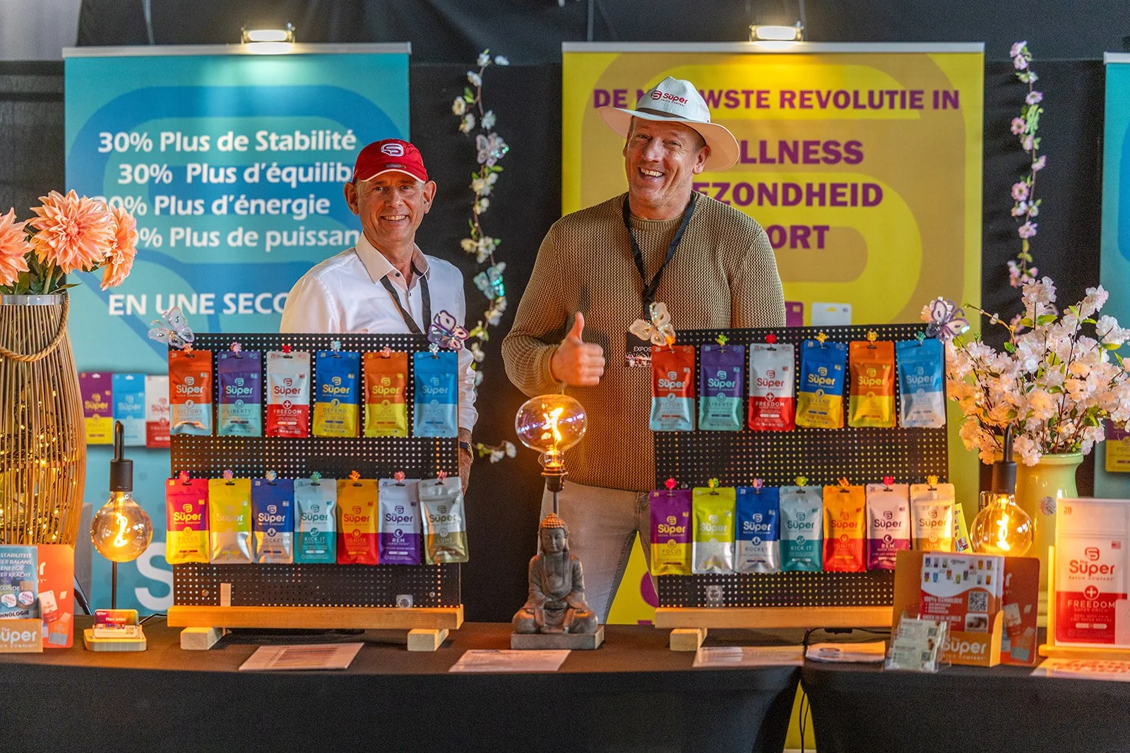 Interactiemoment tussen bezoekers en exposant op Living Today 2025