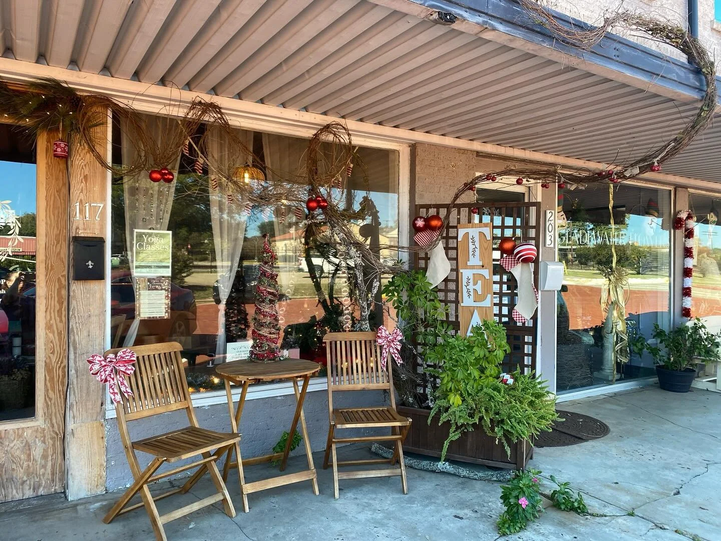 We decked the halls! &hearts;️🎄&hearts;️

The Holiday Open House is this Saturday. 

#gladewaterholidayopenhouse