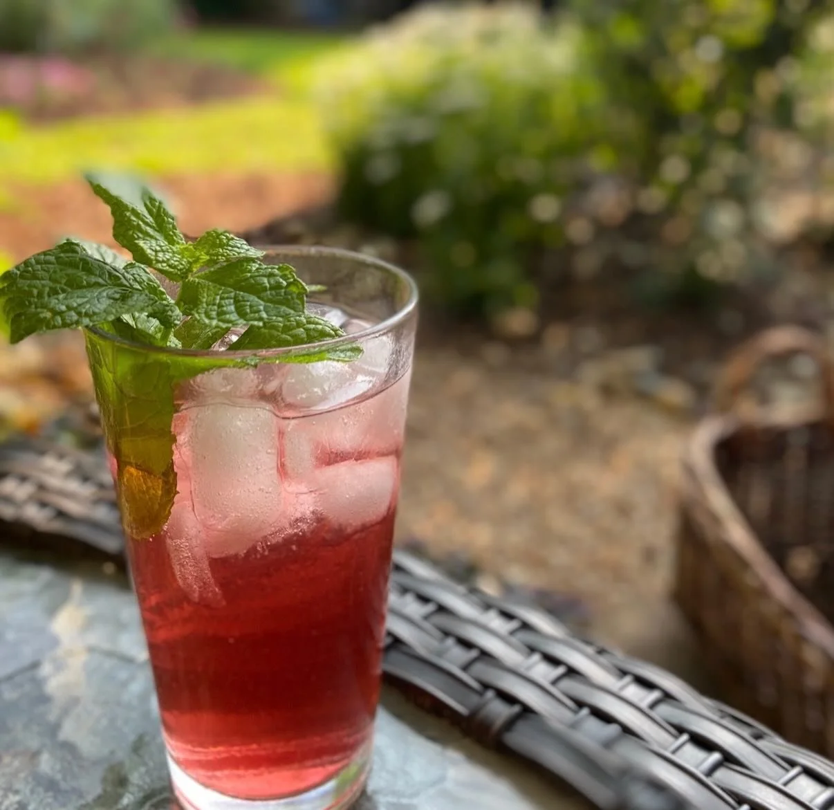 Sunshine in a glass ☀️✨

At least HALF of our loose leaf tea wall makes absolutely dreamy iced tea&hellip; and once you try it this way, there&rsquo;s no going back.

Think:
🍋 Bright citrus blends over ice
🌿 Fresh herbal infusions, crisp and coolin