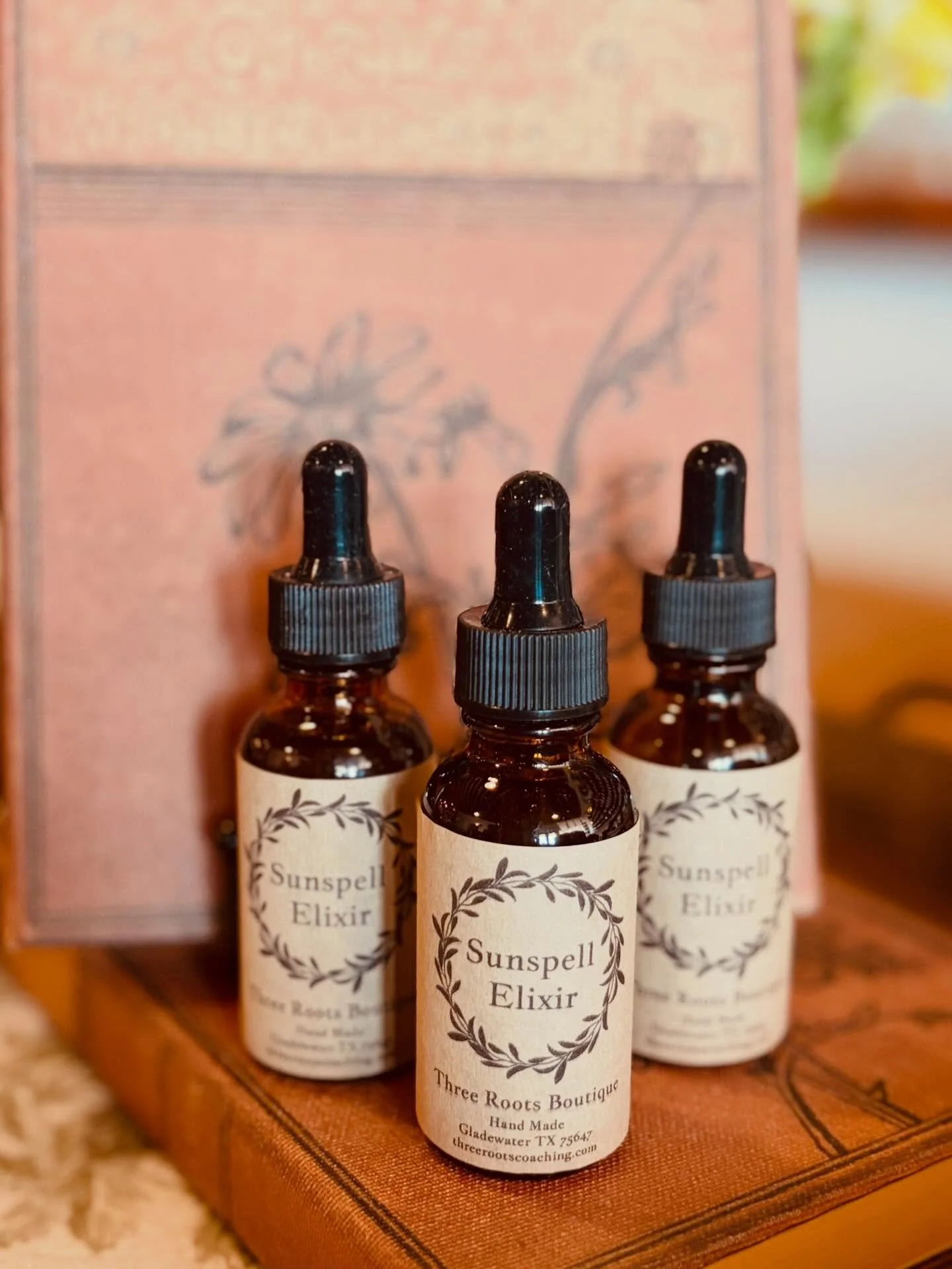 New!
A golden glow in a bottle ✨

Sunspell Elixir is a small-batch facial oil designed to brighten, nourish, and support a more even skin tone. This herbal-infused blend helps soften dry skin while gently fading the look of sun spots and discoloratio
