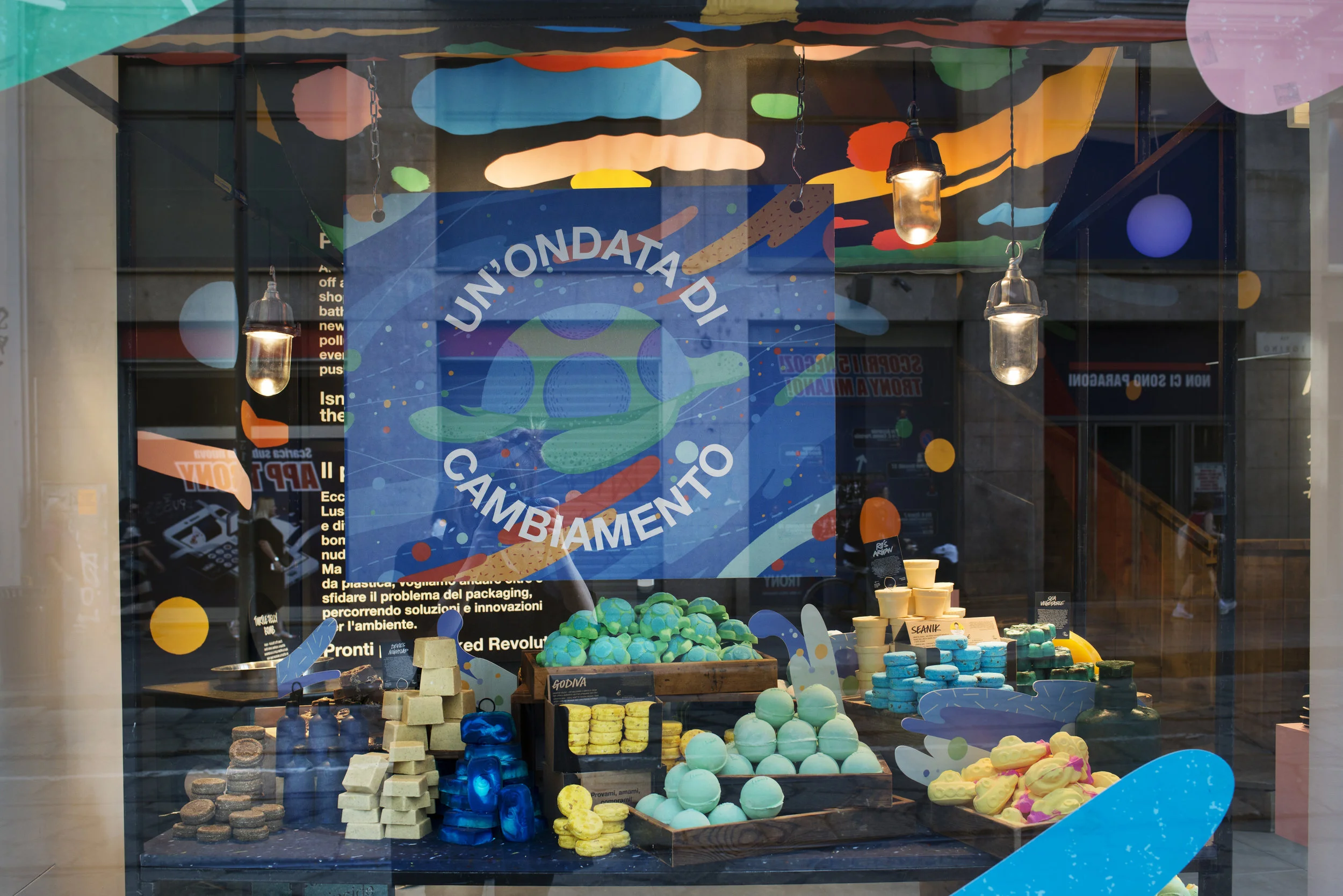 UnitWindow_LushViaTorinoNakedShop310518-4146.jpg
