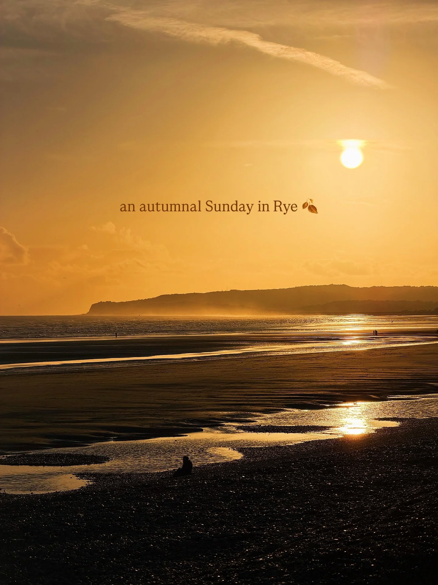 An autumnal Sunday in Rye. 🍂

We munched down some fish and chips (unphotographed - too good to wait), wandered the cobbled streets, and dipped in and out of the many galleries and little shops. As the sun began to fall, we headed down to the beach 