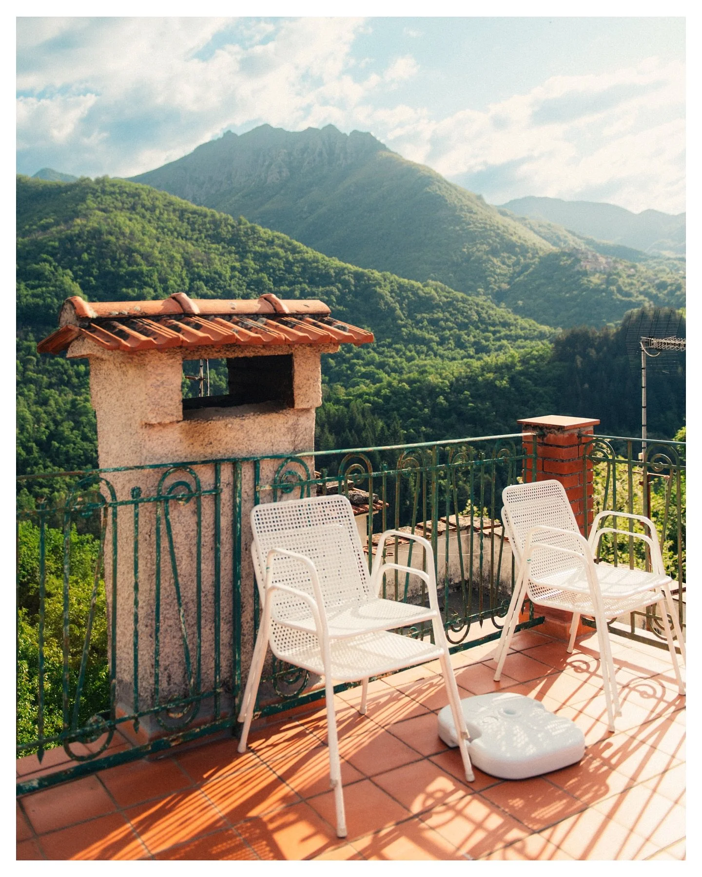 As the cold and early nightfall press in here in the UK, I find myself thumbing back through my Lightroom catalogue to spring in Limano, a lush little Tuscan village perched between two hills in the Apennines.

Flowers in every imaginable shade seeme