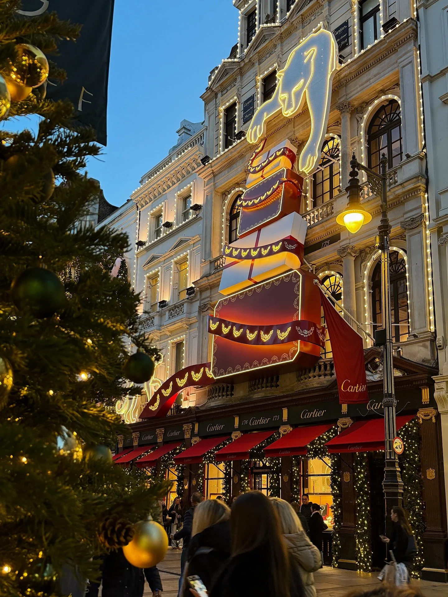 The countdown to Christmas is on! London always looks so lovely this time of year. ✨