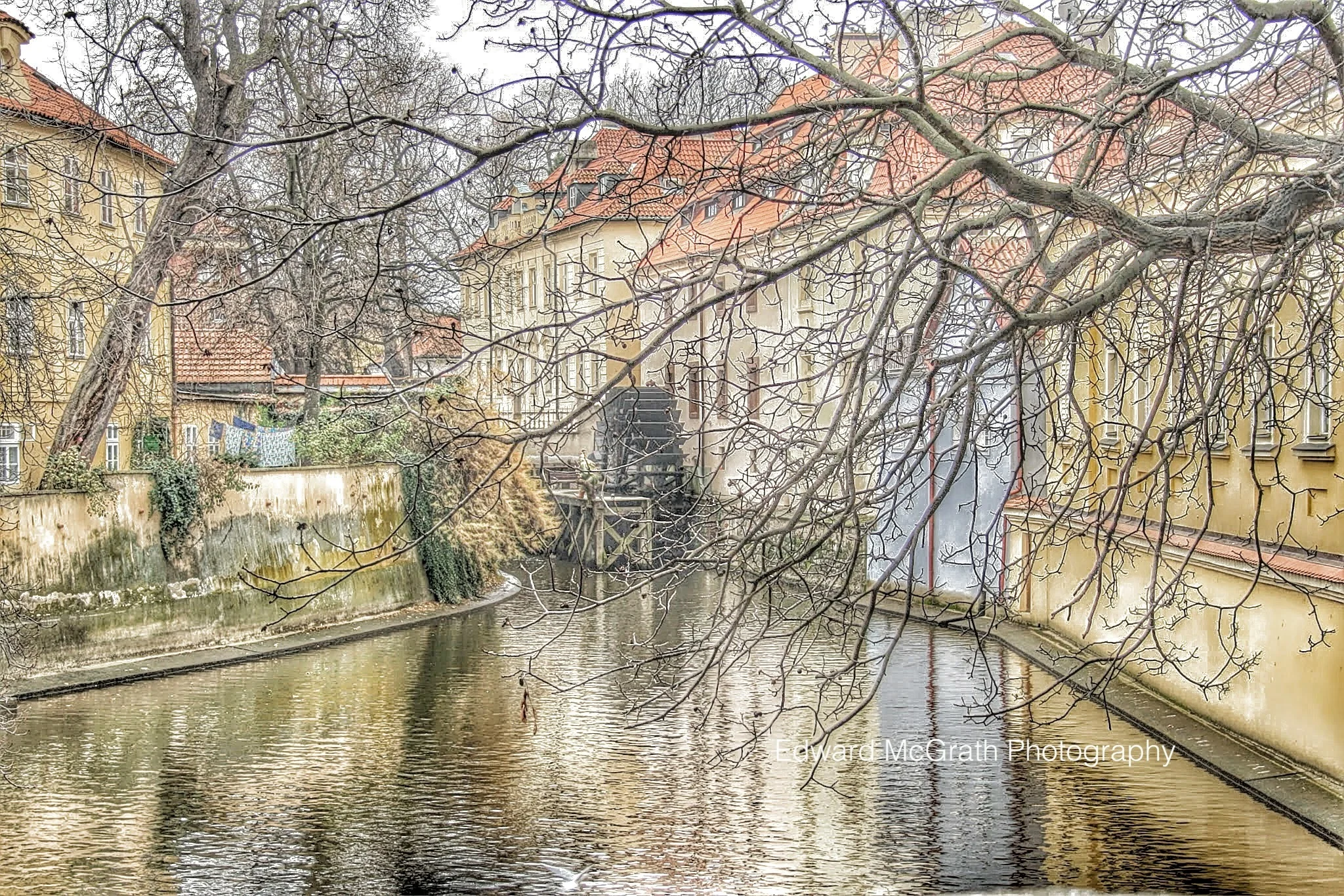 Water wheel in Prague, November 2010.JPG