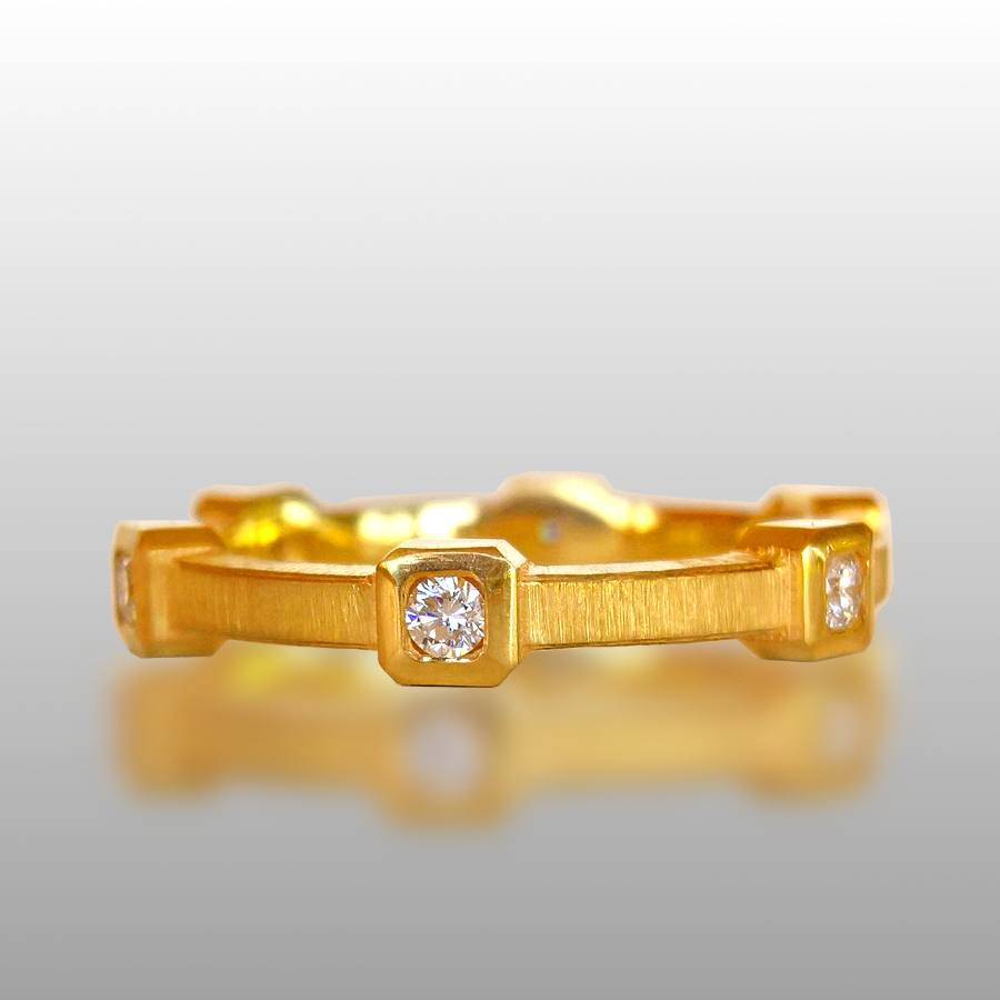 18k Gold Ring with Square Diamond Settings 'Momenti' by Pratima Design Fine Art Jewelry Maui, Hawaii