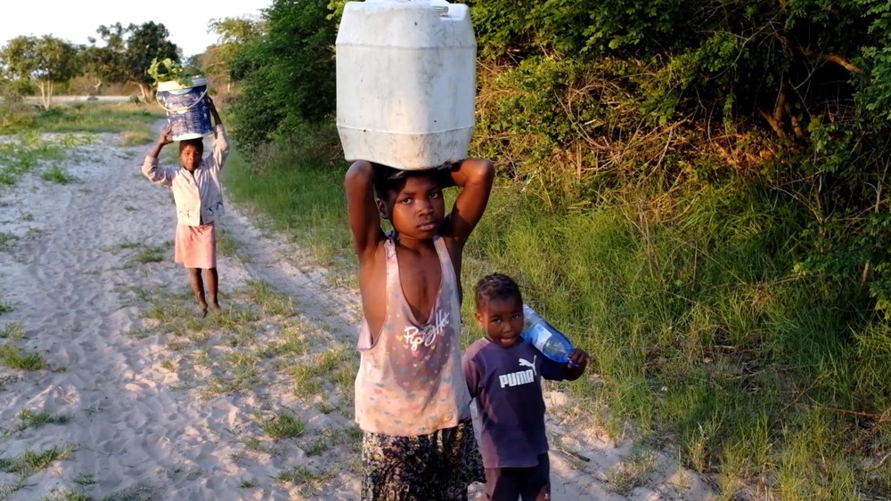 Kids hauling water-4.jpg