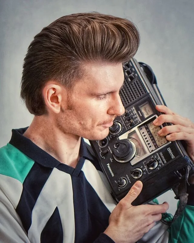 I imagine bright neon signs and the smell of warm pretzels while walking over to the water fountain to toss in a penny. Anybody else remember shopping malls? Those still exist???
.
This 80s throwback style is gifted to us from my man @pomadowy
In his hair: The Devil + Anti-Gravity
.
#LockhartsLegion #Apothecary #Apothecaryshop #Pomade #Pomades #Barber #Barbers #Barbershops #Barbershop #BarberProducts #BarberProduct #Throwback #80sStyle #MensHair #Pompadour