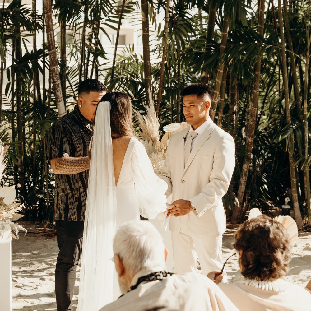 hawaii-wedding-photographer-keani-bakula-modern-honolulu-wedding-23.jpg