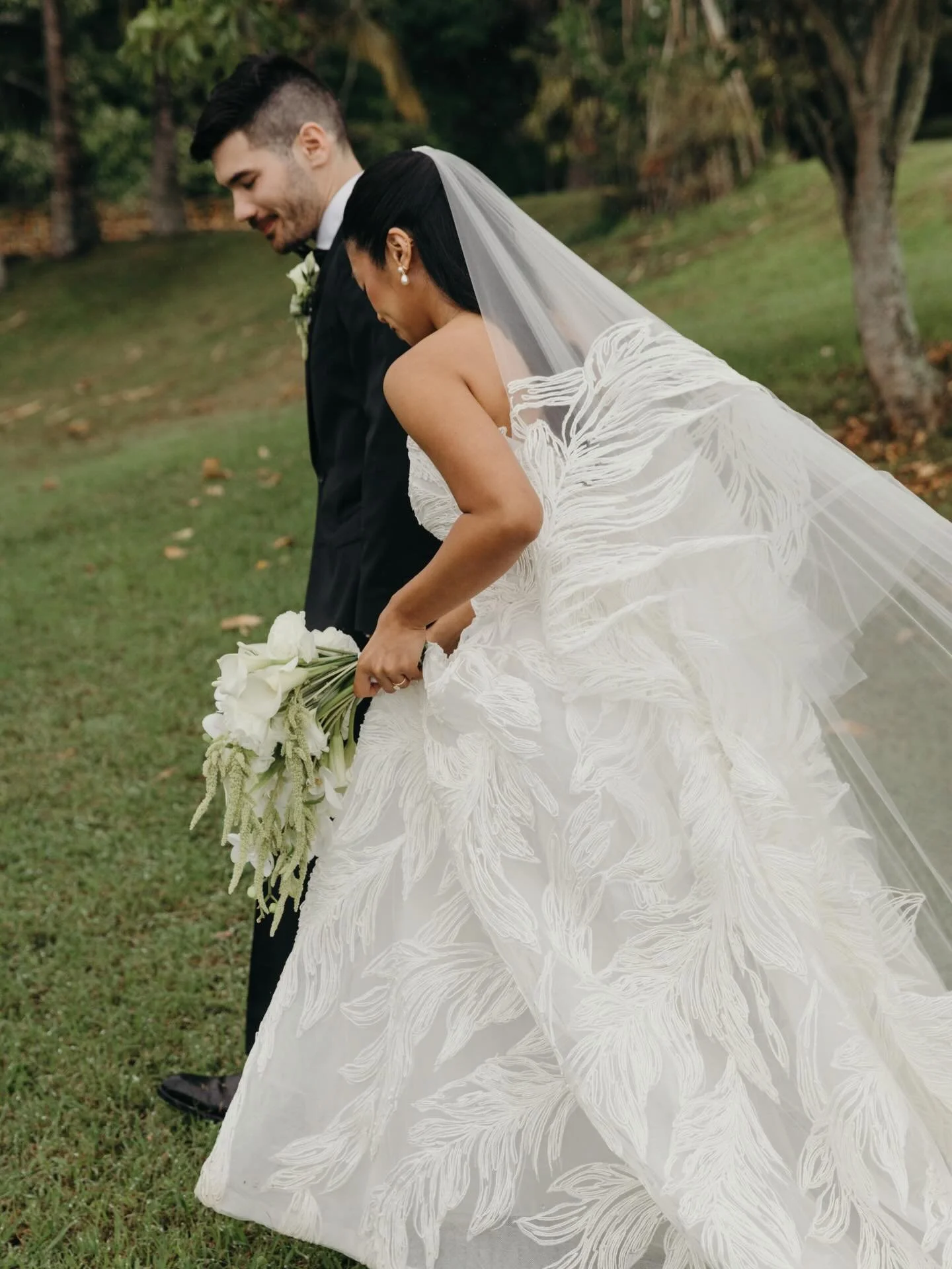 jasmine + matt&rsquo;s beautiful wedding day 🤍 there aren&rsquo;t many days that we get to see paliku gardens show off like it did with the dreamiest views of fog sweeping through the valley - talk about magical! Also - can we have a moment for @jas