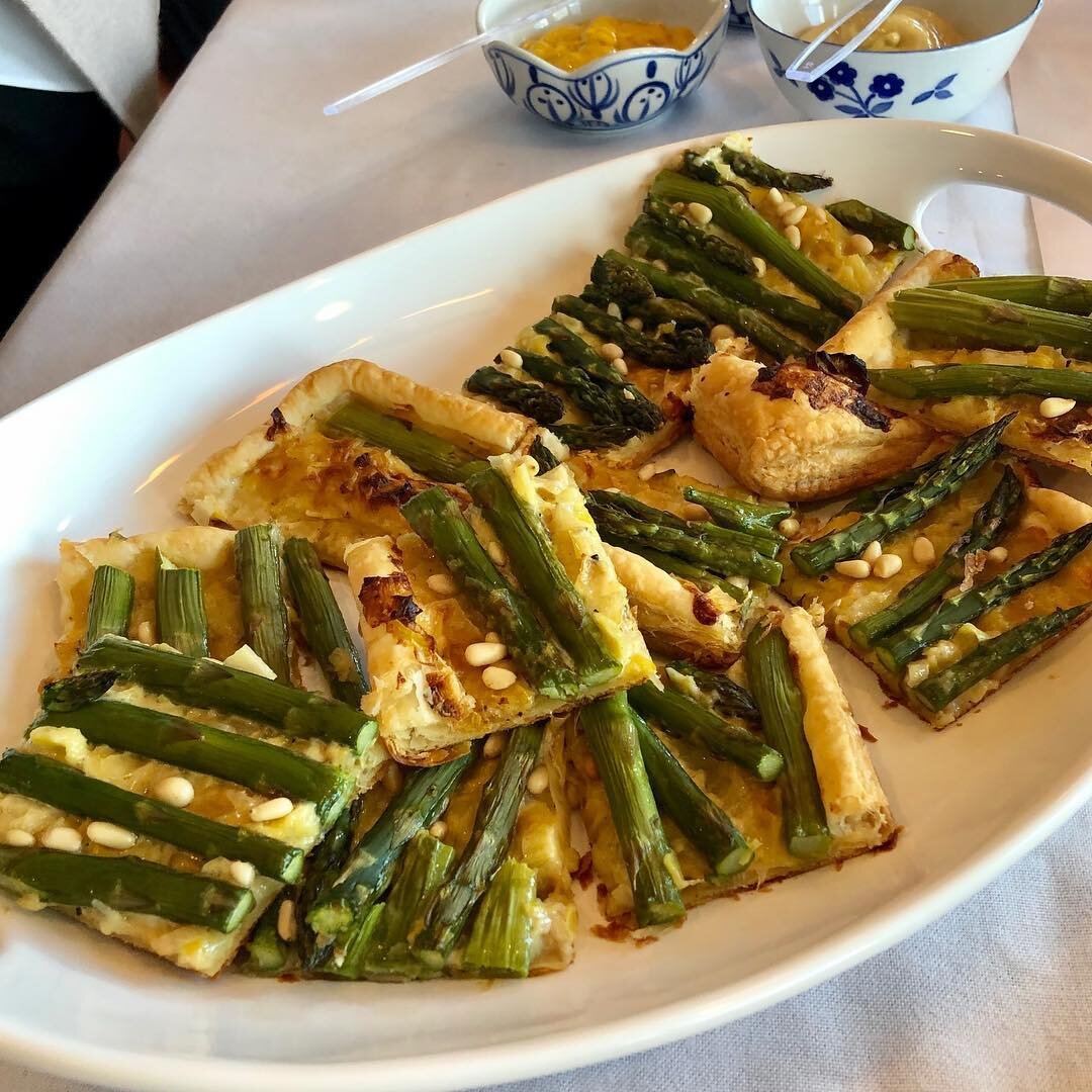 Puff pastry with asparagus gouda cheese and leeks.
