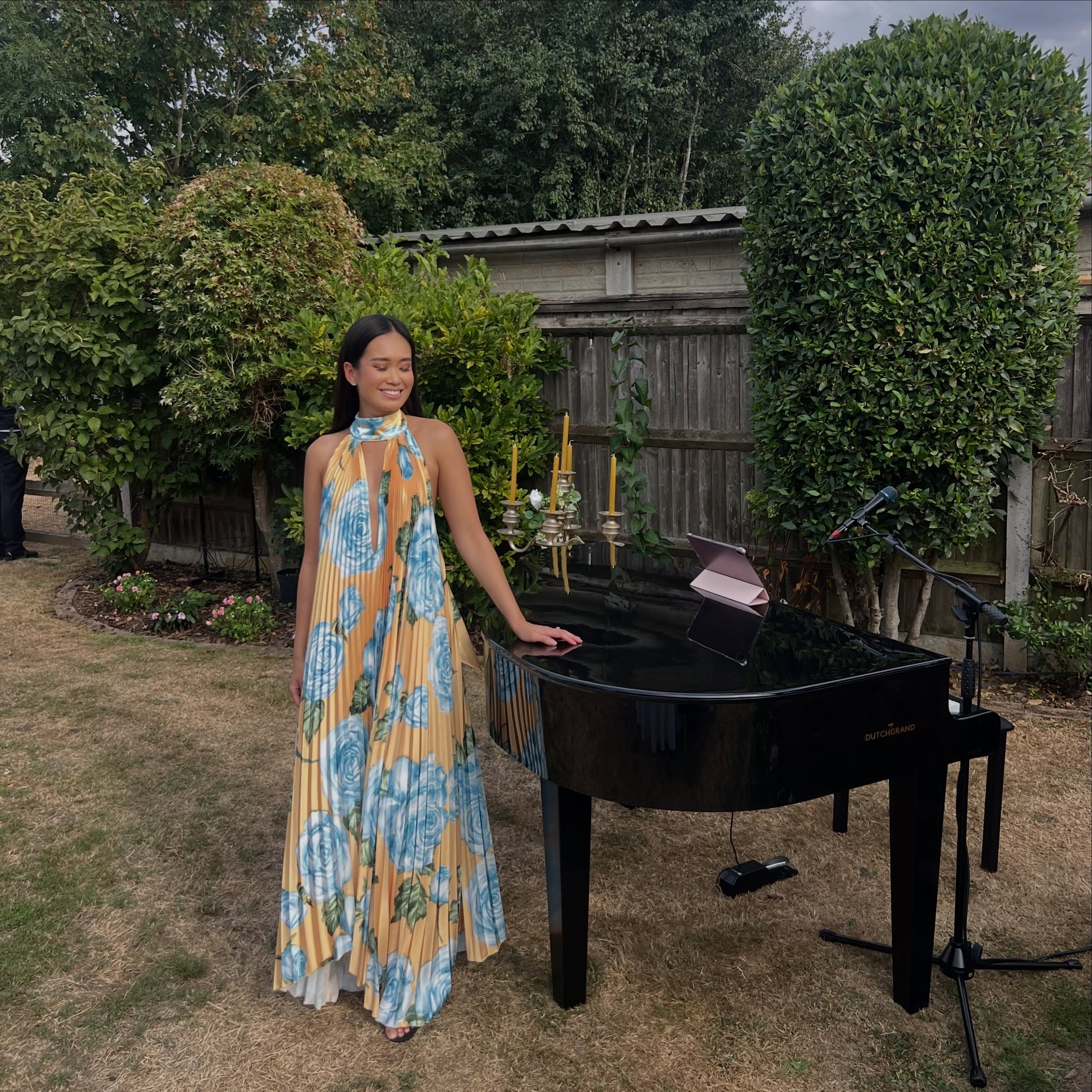 Perfect summer vibes for D &amp; M&rsquo;s drinks reception today 🤍

Piano shell by me 🤍
Dress @lidee_woman 

Drinks reception here in Surrey, and then back into London to sing for J &amp; H&rsquo;s first dance ✨