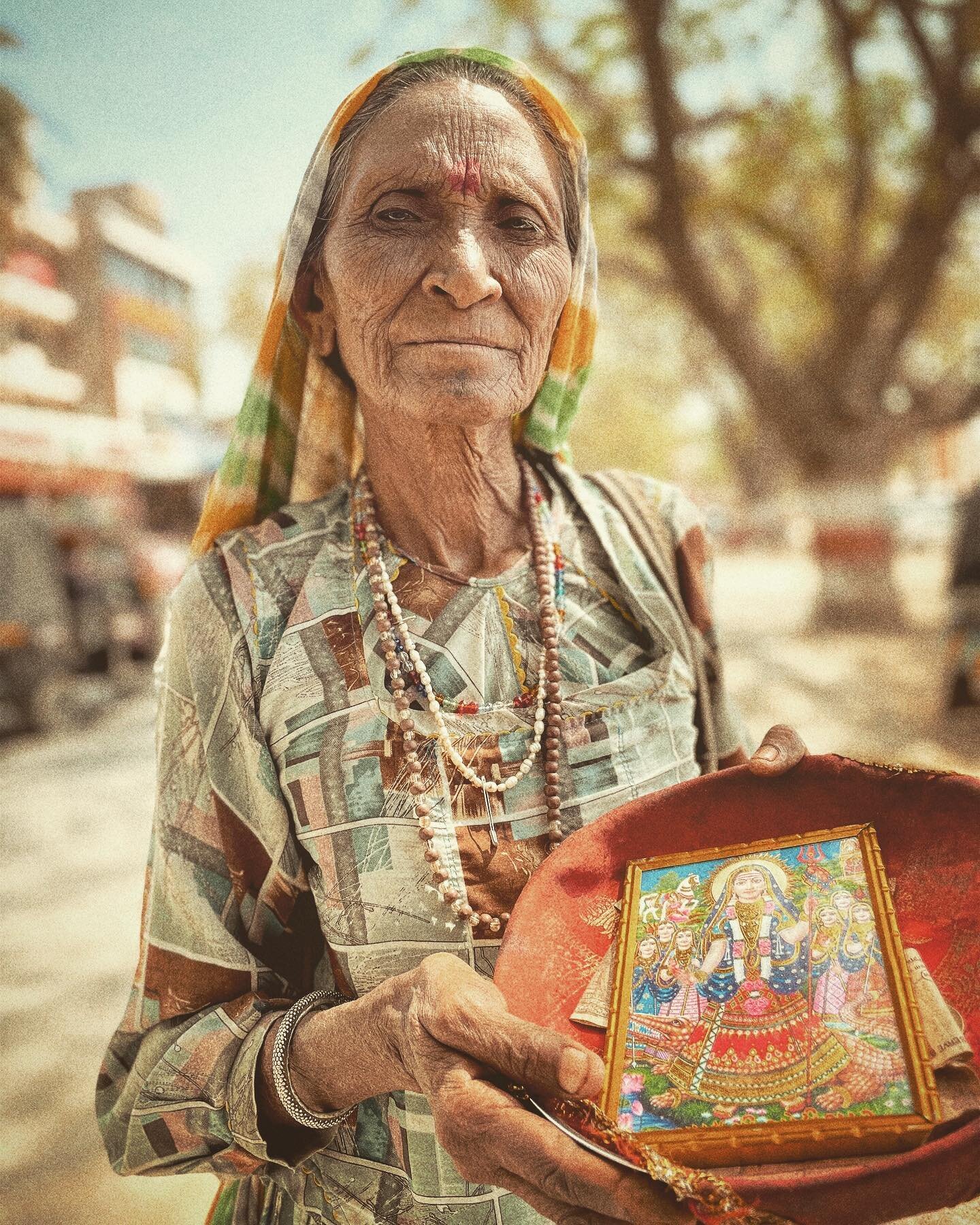 While sitting at Mt Abu's foot drinking &lsquo;nimbu pani&rsquo; (lemonade), this beautiful woman approached me. In her hands, she held a basket to collect alms with a picture I immediately recognized because I am carrying the same one of Sri Khodiya