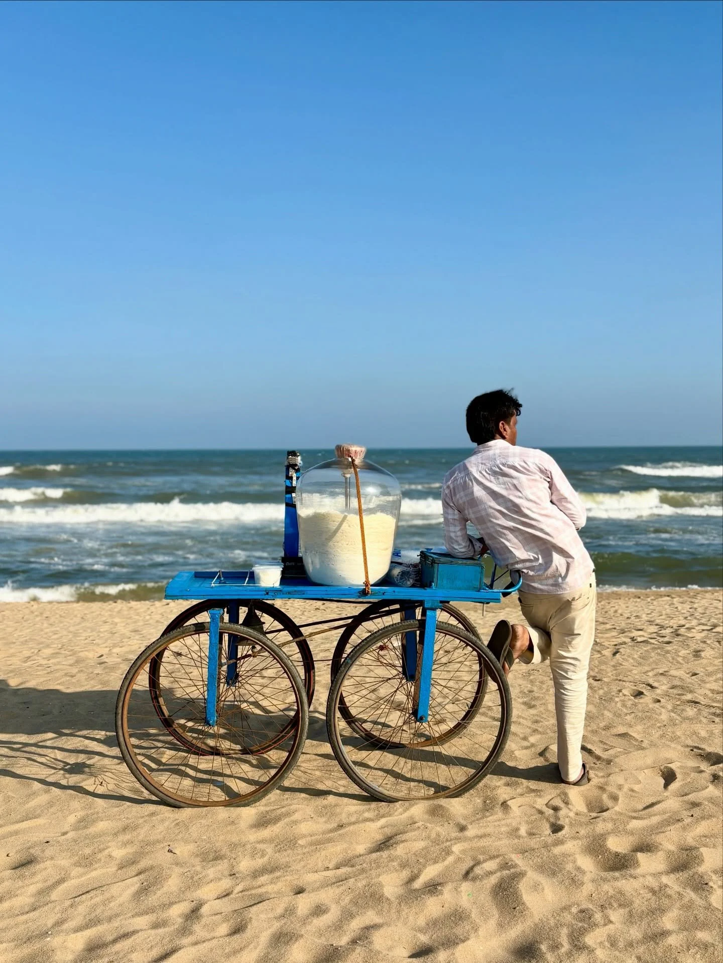 Quintessential seaside moments on Elliot&rsquo;s beach in Chennai. 🌊