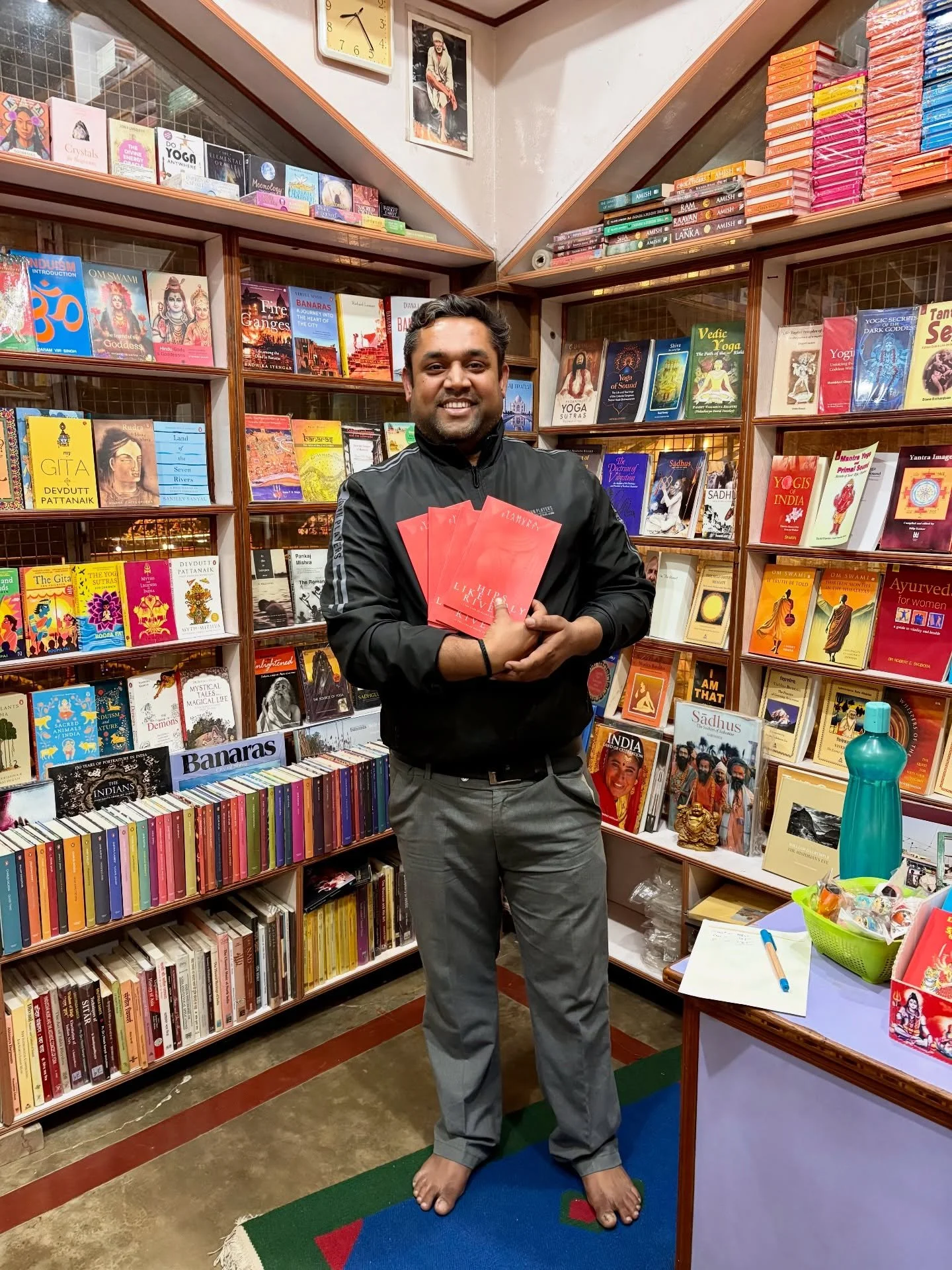 𝙃𝙞𝙥𝙨 𝙇𝙞𝙠𝙚 𝙃𝙤𝙡𝙮 𝙍𝙞𝙫𝙚𝙧𝙨 𝙝𝙖𝙨 𝙡𝙖𝙣𝙙𝙚𝙙 𝙞𝙣 𝙞𝙩𝙨 𝙛𝙞𝙧𝙨𝙩 𝙗𝙤𝙤𝙠𝙨𝙩𝙤𝙧𝙚!⁣
⁣
I feel so honoured and overjoyed that Kashi Annapurna Book House on Assi Ghat in Banaras has acquired my poetry collection for sale! Thank you A