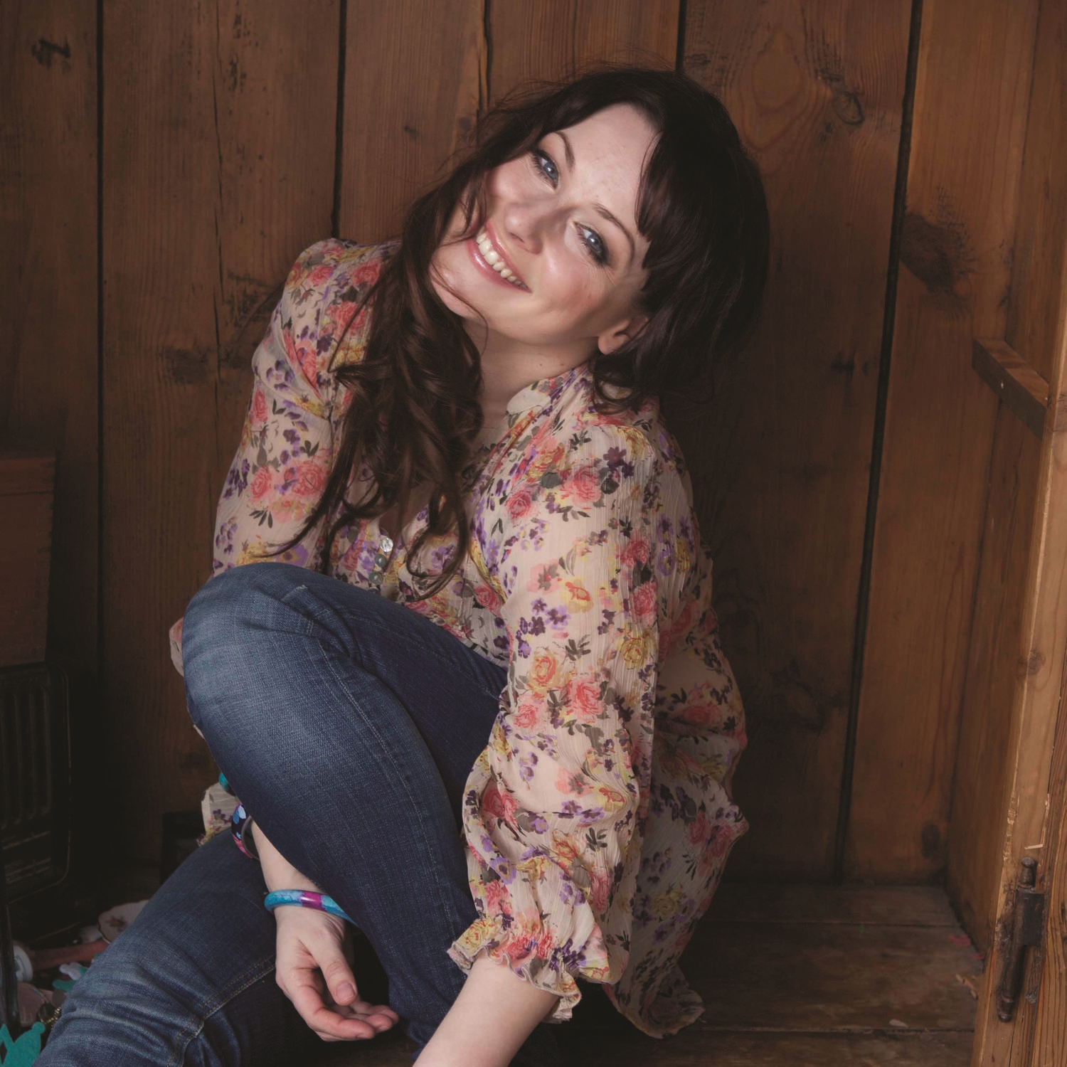 ERIN Topliner & lyrics Erin on julkaissut kolme menestysalbumia, joista ensimmäinen, Hunningolla on useiden radiohittien siivittämänä myynyt jo kolminkertaista platinaa. Lisäksi Erin on ollut kirjoittamassa Kaija Koon Siniset tikkaat -singleä, joka oli yksi vuoden 2016 suurimmista hiteistä.