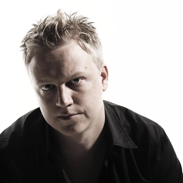 PETRI SOMER Topliner & producer Petri Somer on viime vuosina ollut maamme menestyneimpiä iskelmäpopin säveltäjiä. Peten puhutteleva ja melankolinen kynänjälki on kuulunut sellaisten artistien hiteillä kuin Suvi Teräsniska , Yö , Jari Sillanpää, Laura Voutilainen ja Neljänsuora .