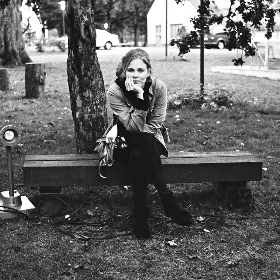 HENNA SARRIOLA Lyrics, melodies Henna Sarriola on Kaiku Songsin nousevia nimiä ja on hyvin lyhyessä ajassa noussut Suomen pop-kirjoittajien kärkisarjaan mm. Elastisen , Robinin , Mikael Gabrielin ja Kaija Koon kultaa ja platinaa myyneillä singleillä. Hennan kädenjälkeä voi kuulla myös Johanna Kurkelan Ingrid -levyllä, Jannan viimeisimmillä julkaisuilla sekä Antti Tuiskun albumilla.