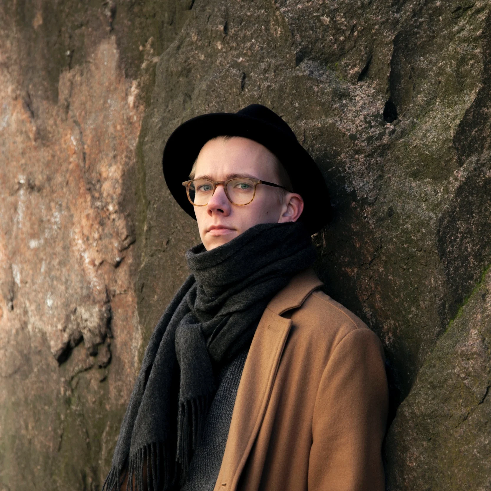 JAAKKO KIURU Topliner Jaakko Kiuru on nuori säveltäjä-sanoittaja, jonka työtä voi kuulla muun muassa Lukas Leonin kultaa striimanneella singlellä Rooma (feat. Etta ). Laulunkirjoittamisen ohella Jaakko tekee uraa keikkamuusikkona ja sovittajana. Hänen käsialaansa on mm. MKDMSK :n Suomen Spotifyn listakärjessä käväisseen singlen Surullinen klovni (feat. Pyhimys ) jousisovitus.