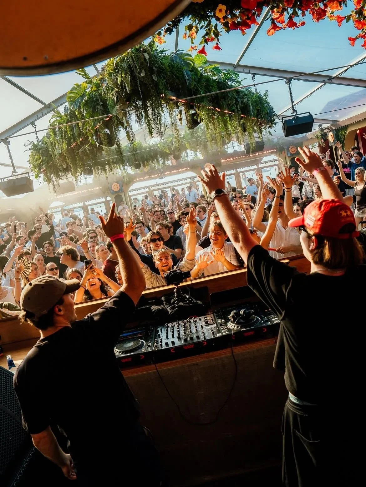 It%E2%80%99s+hot.+But+the+dancefloor+is+even+hotter.+%F0%9F%93%B8+%40workbyphotofelix.jpg